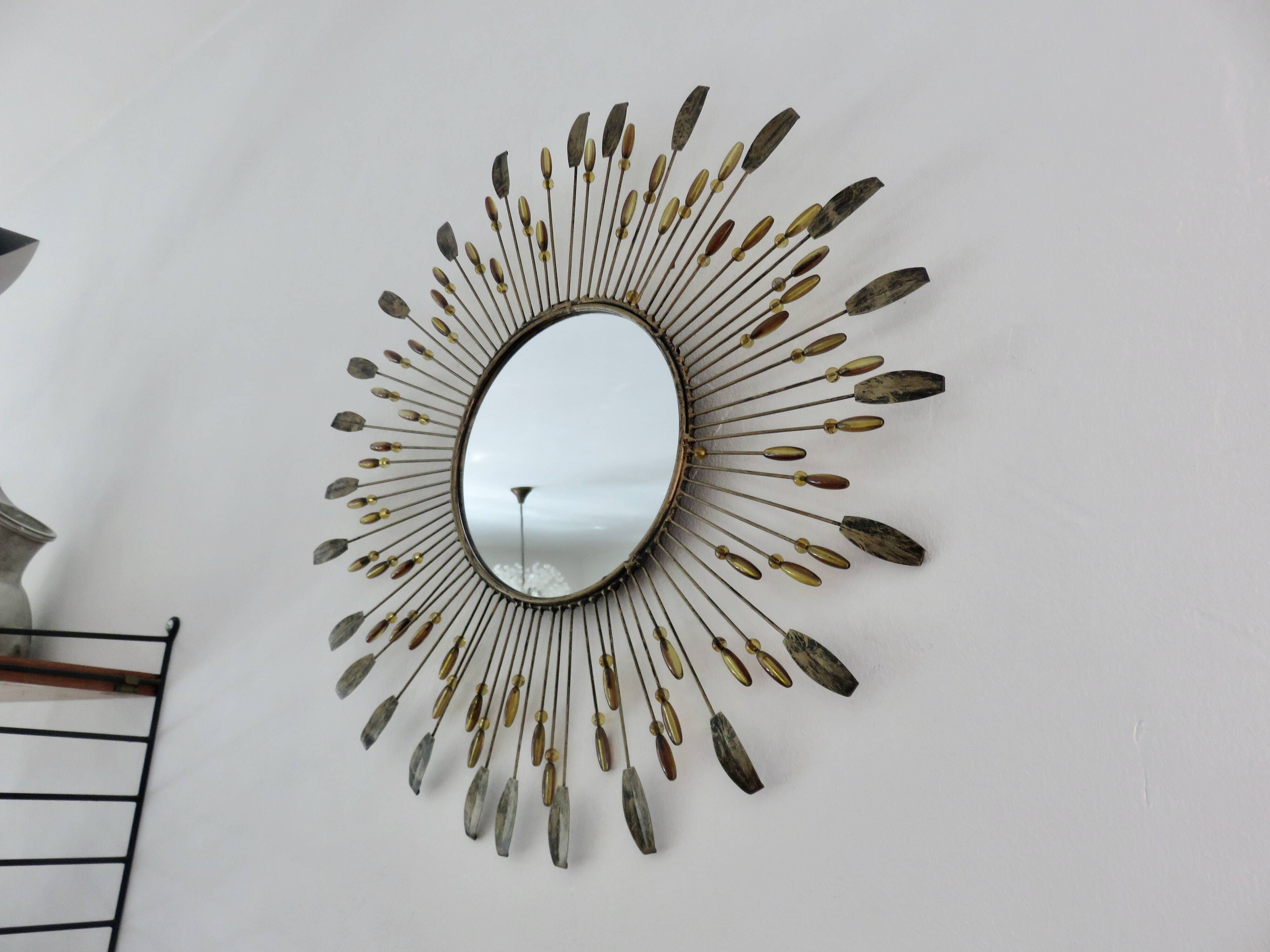 Miroir soleil mural en métal avec perles en résine ambre 1970 style Line Vautrin