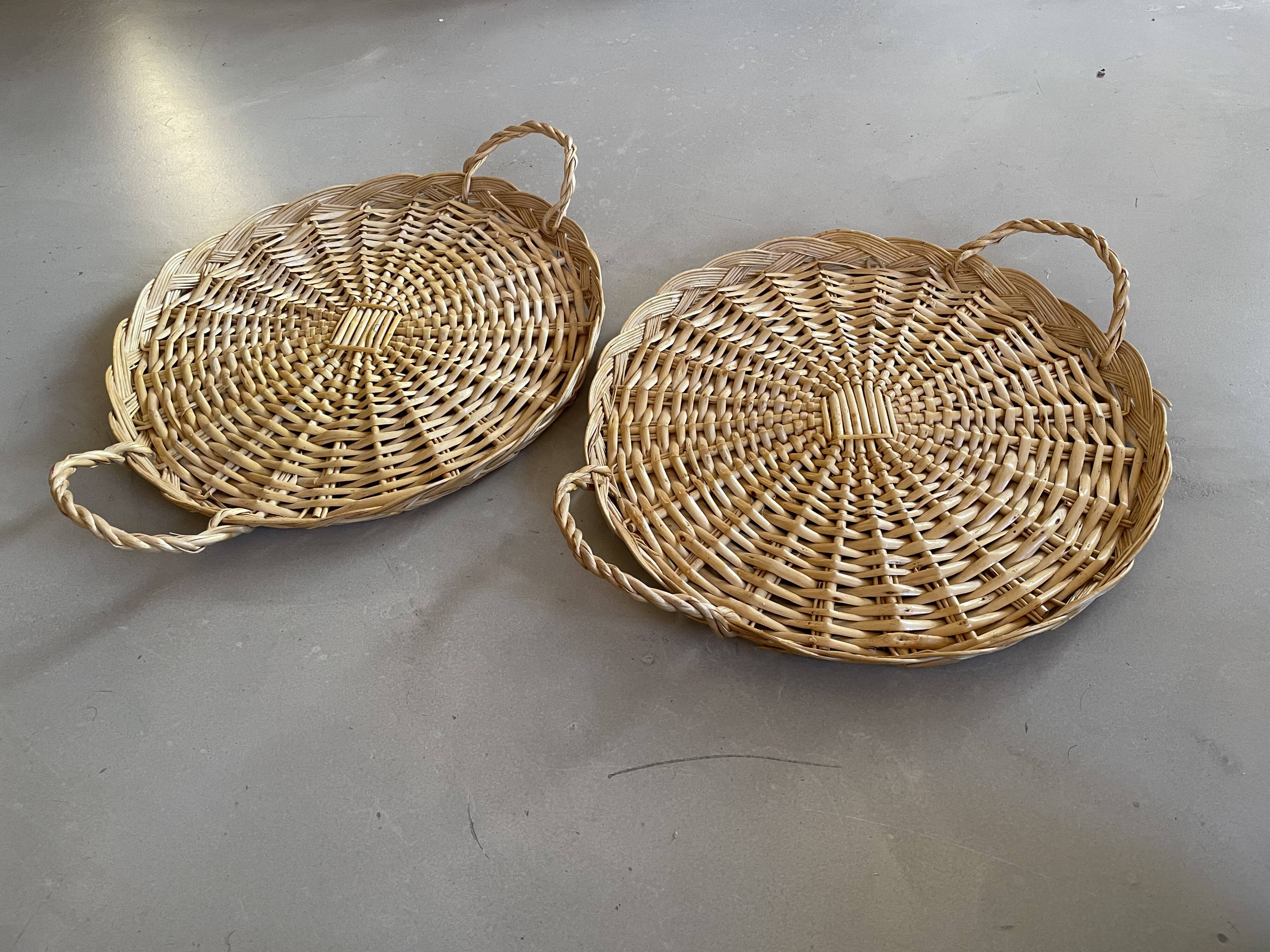 Set of 2 wicker trays