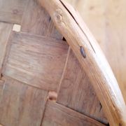 Ancienne table en bambou/rotin feuilles de palmiers tressées
