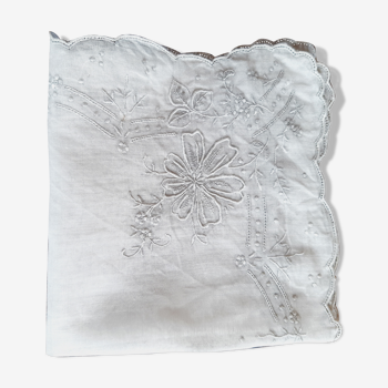 Very fine white placemat, hand-embroidered, pearl grey. Perforated. Very great finesse. Year 30.