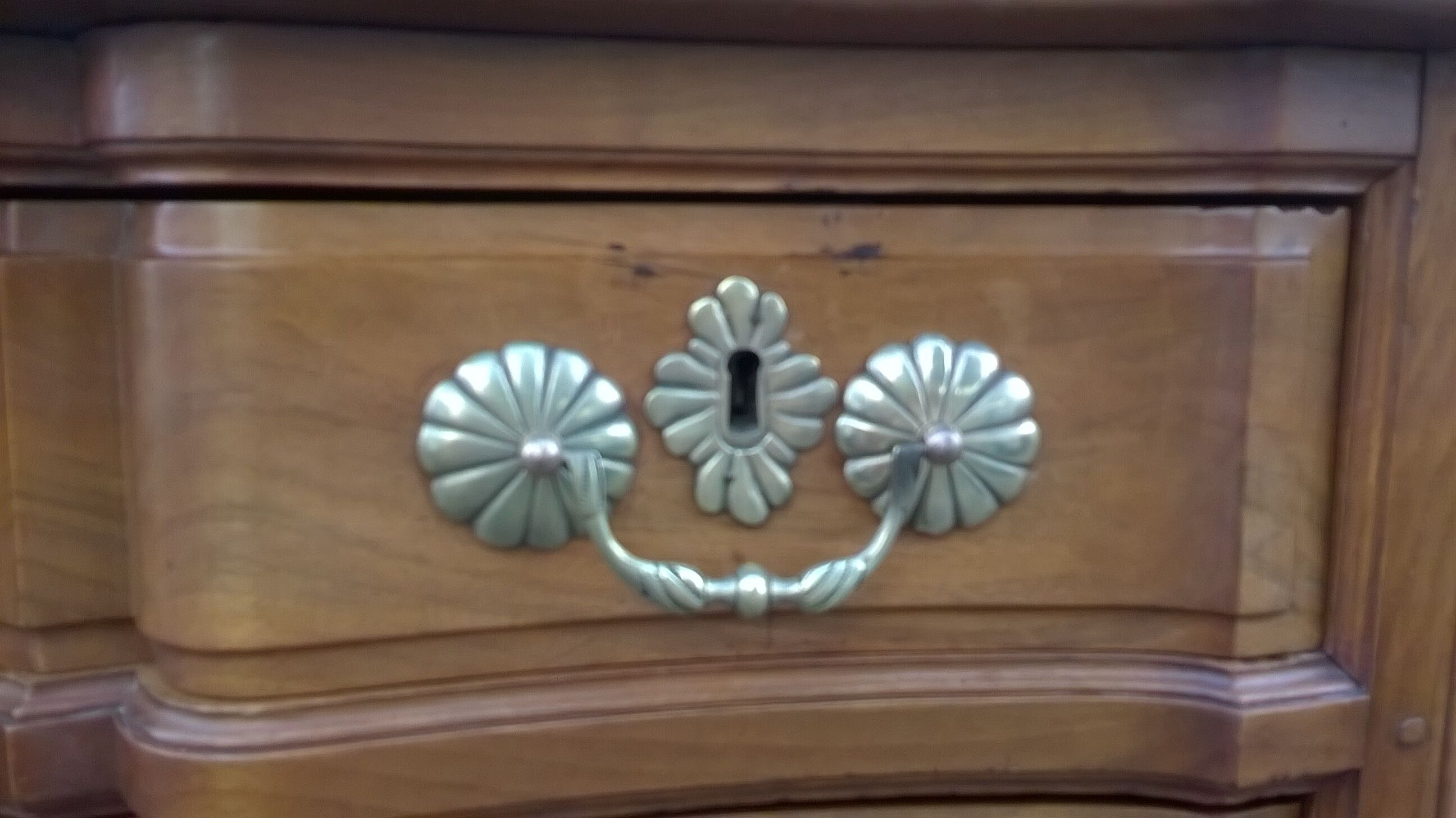 Commode arbalète en noyer XVlle, Louis XV