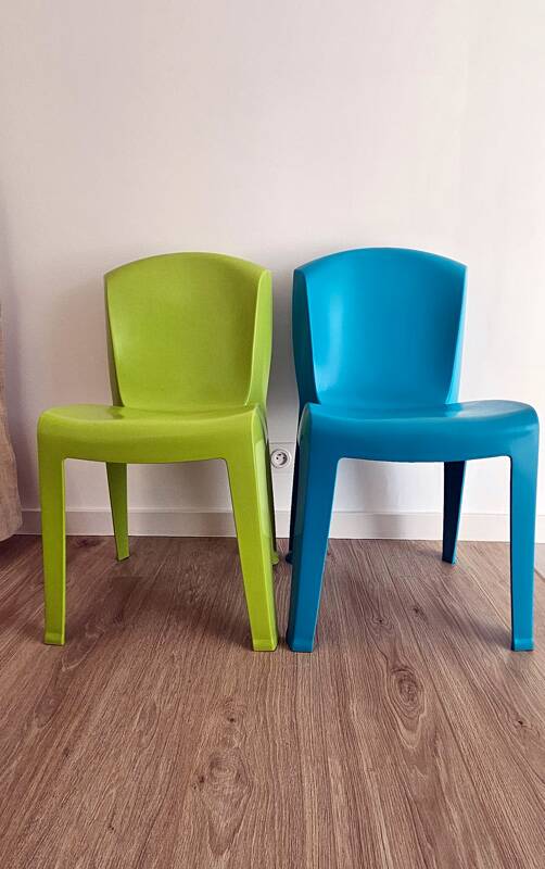 Stackable chair pair designed by Gabriele Pezzini – Evolutif model