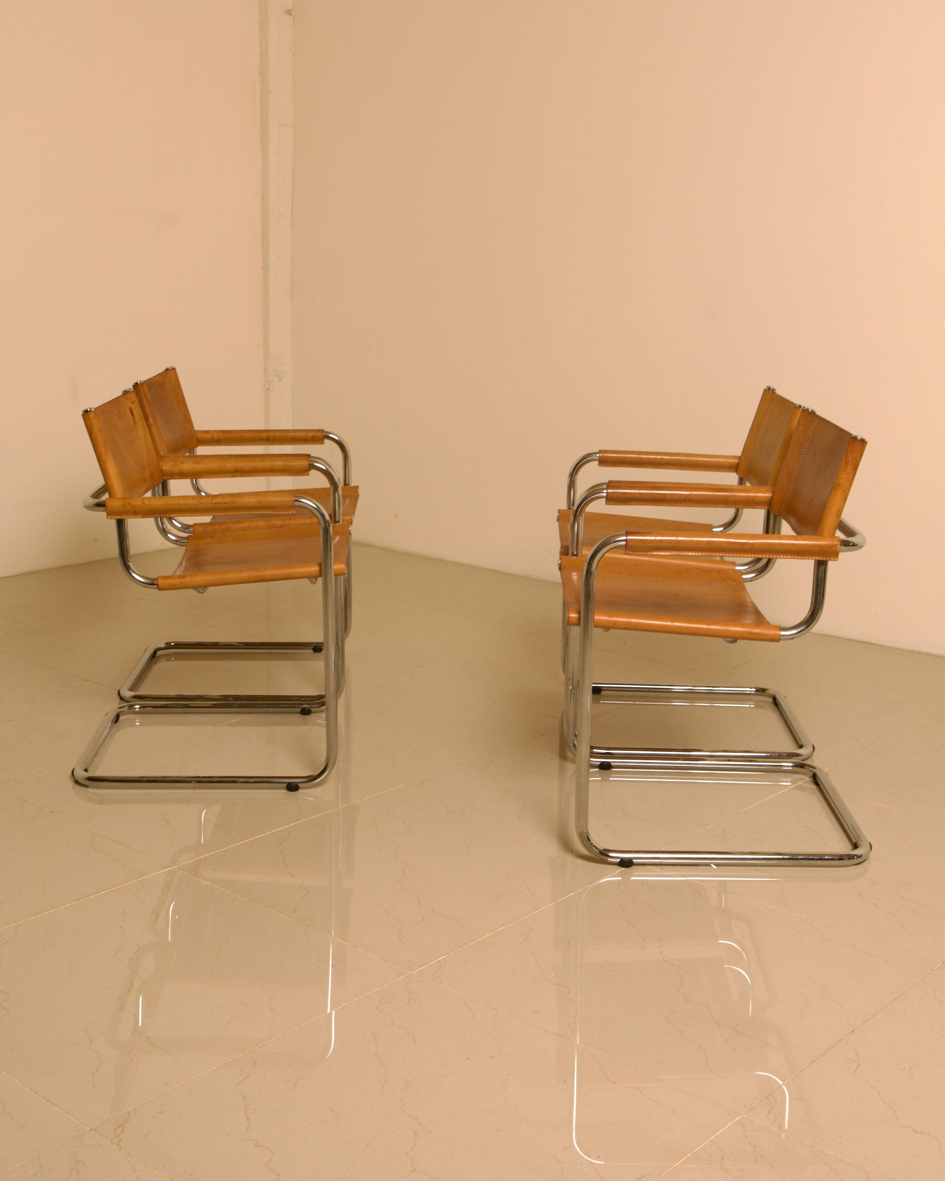 Ensemble de 4 chaises italienne en cuir cognac "Cantilever" par Marcel Breu
