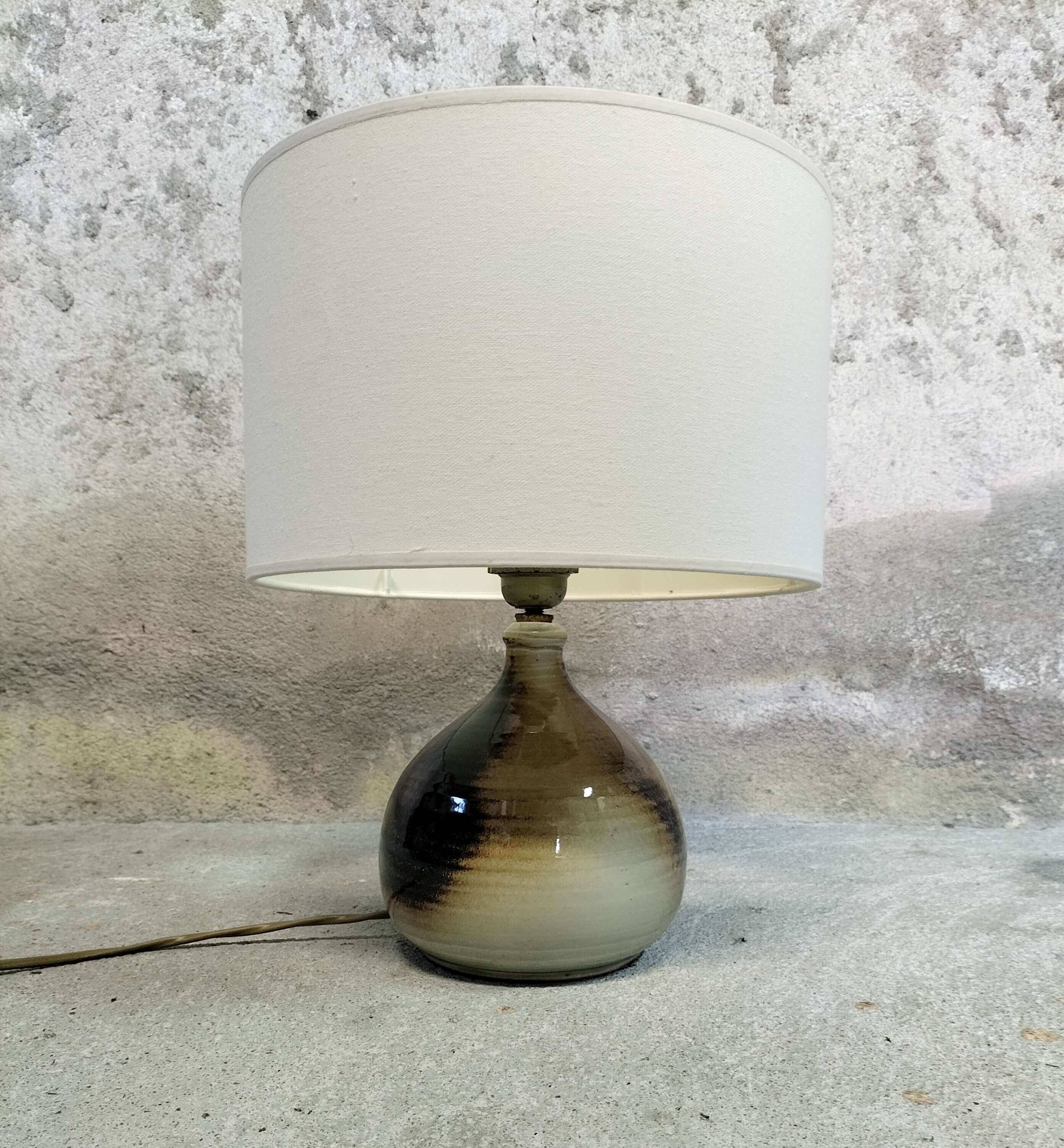 Ceramic table lamp.