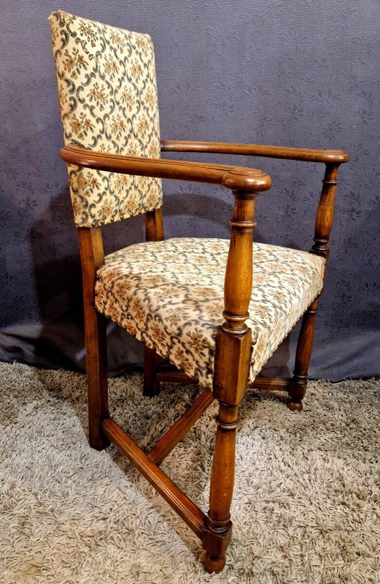 Chair known as a caquetoire.