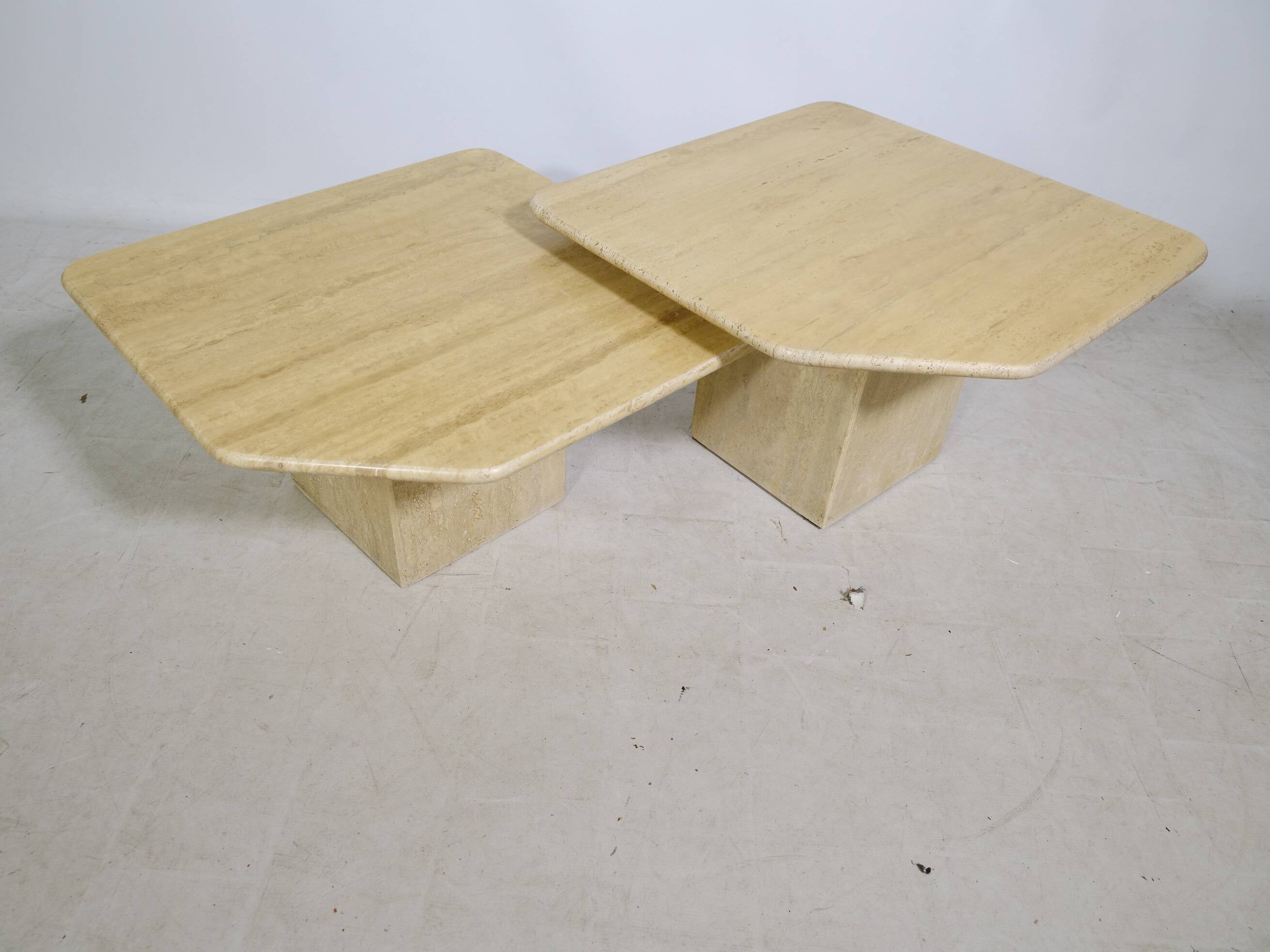 Tables gigognes en travertin, ensemble de 2, années 1970