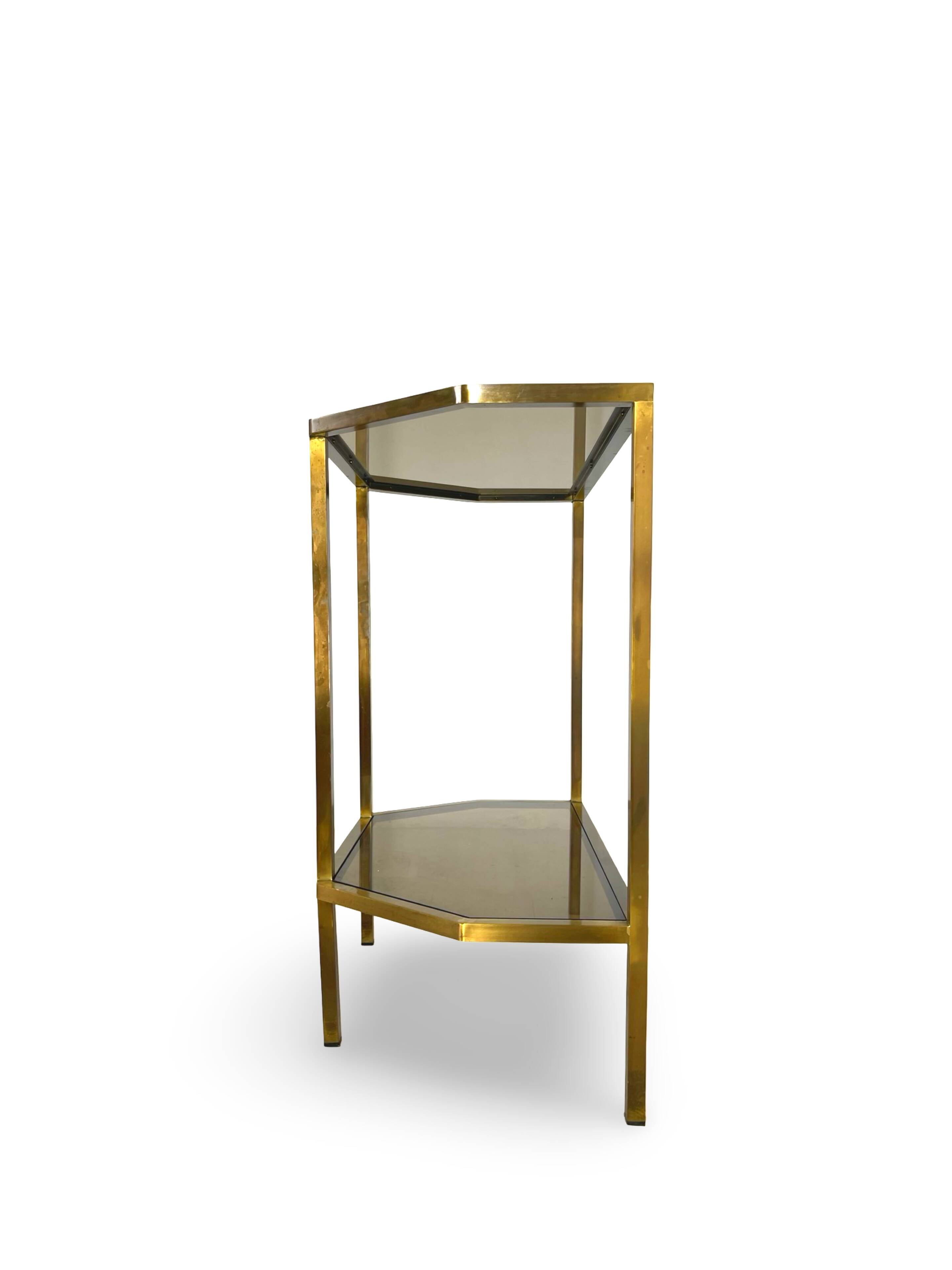 Table d'appoint italienne demi-hexagonale en laiton des années 1970.