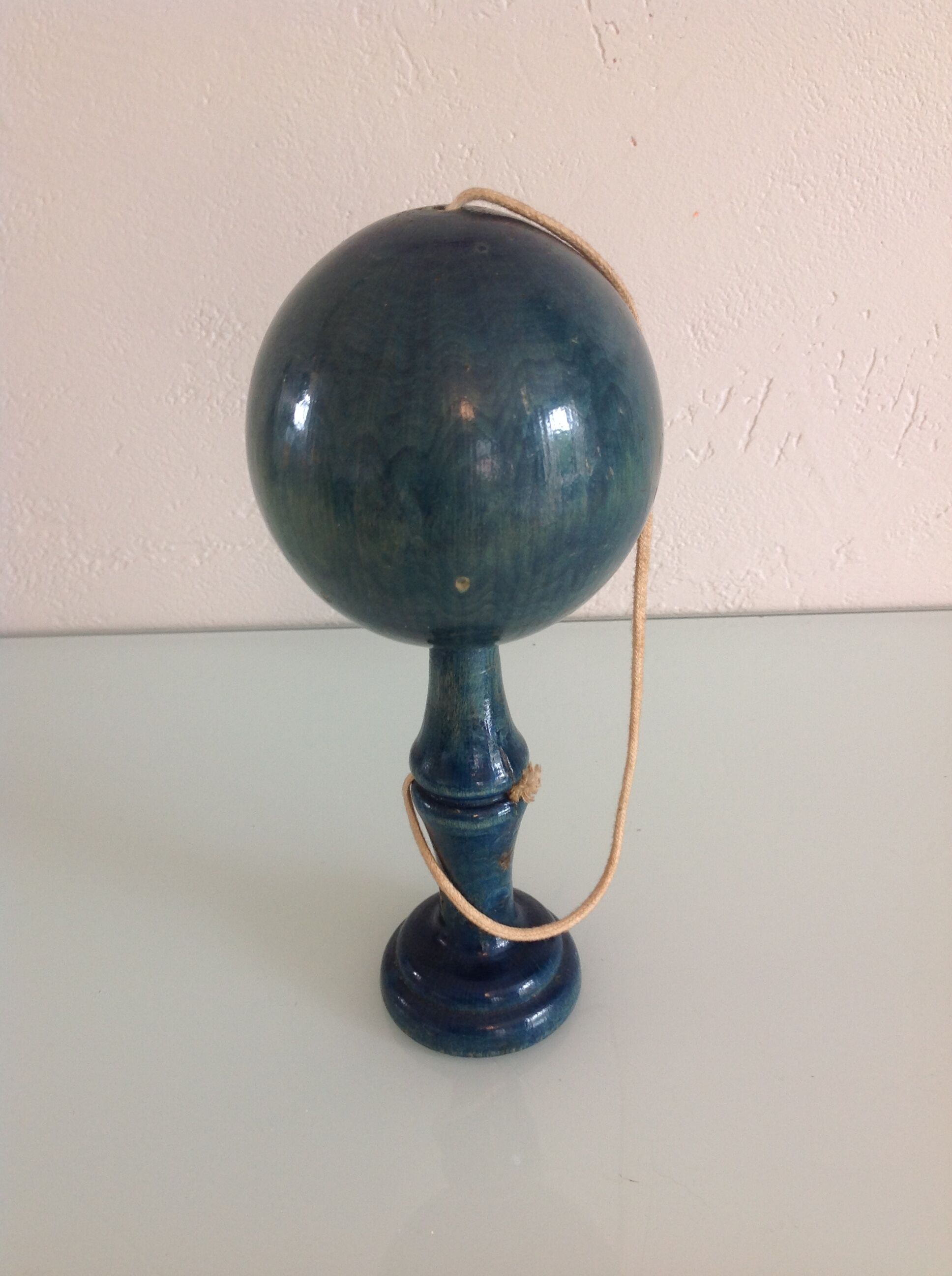 Former wooden blue bilboquet