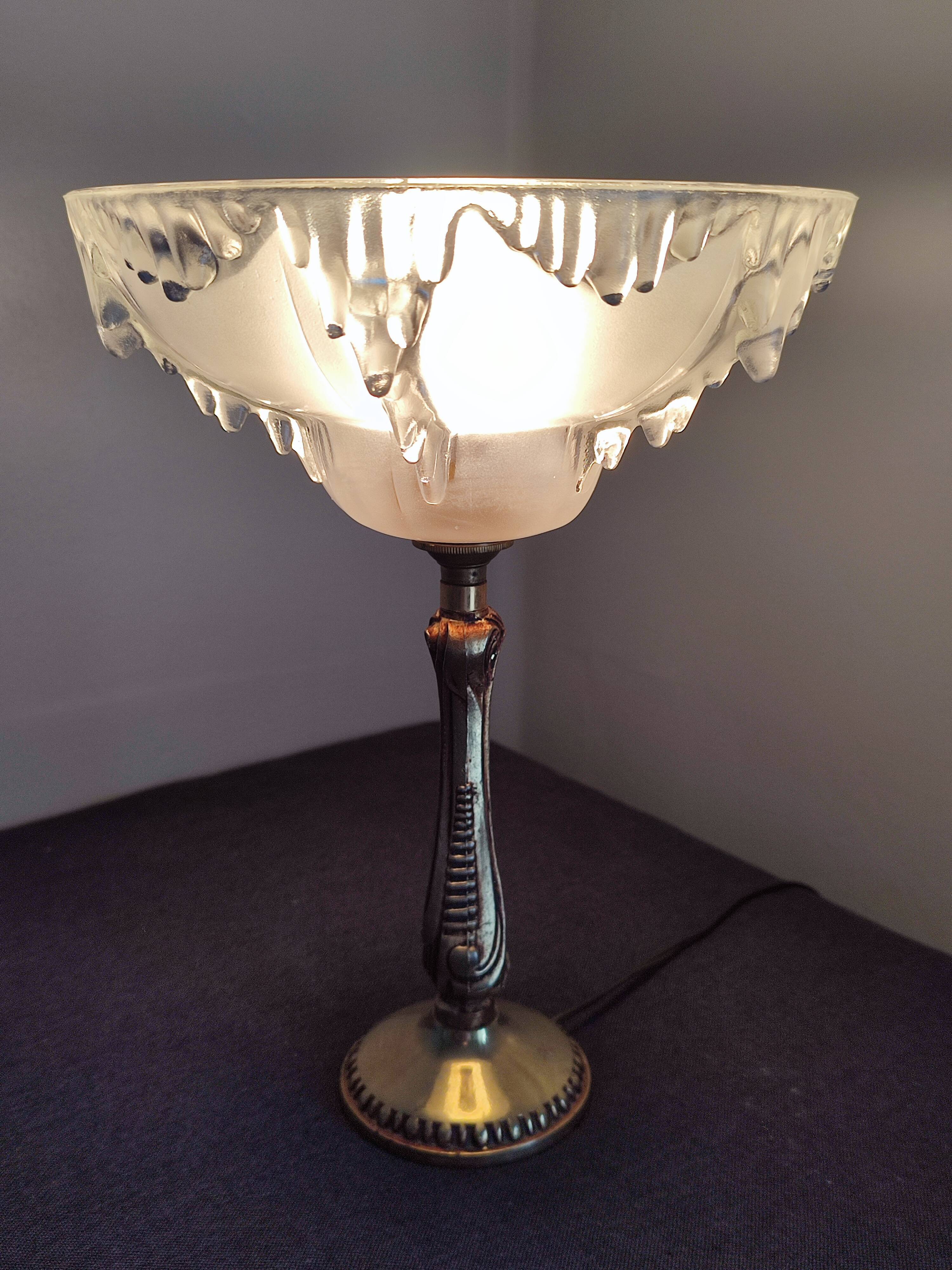 Antique table lamp in bronze and pressed glass by Ezan