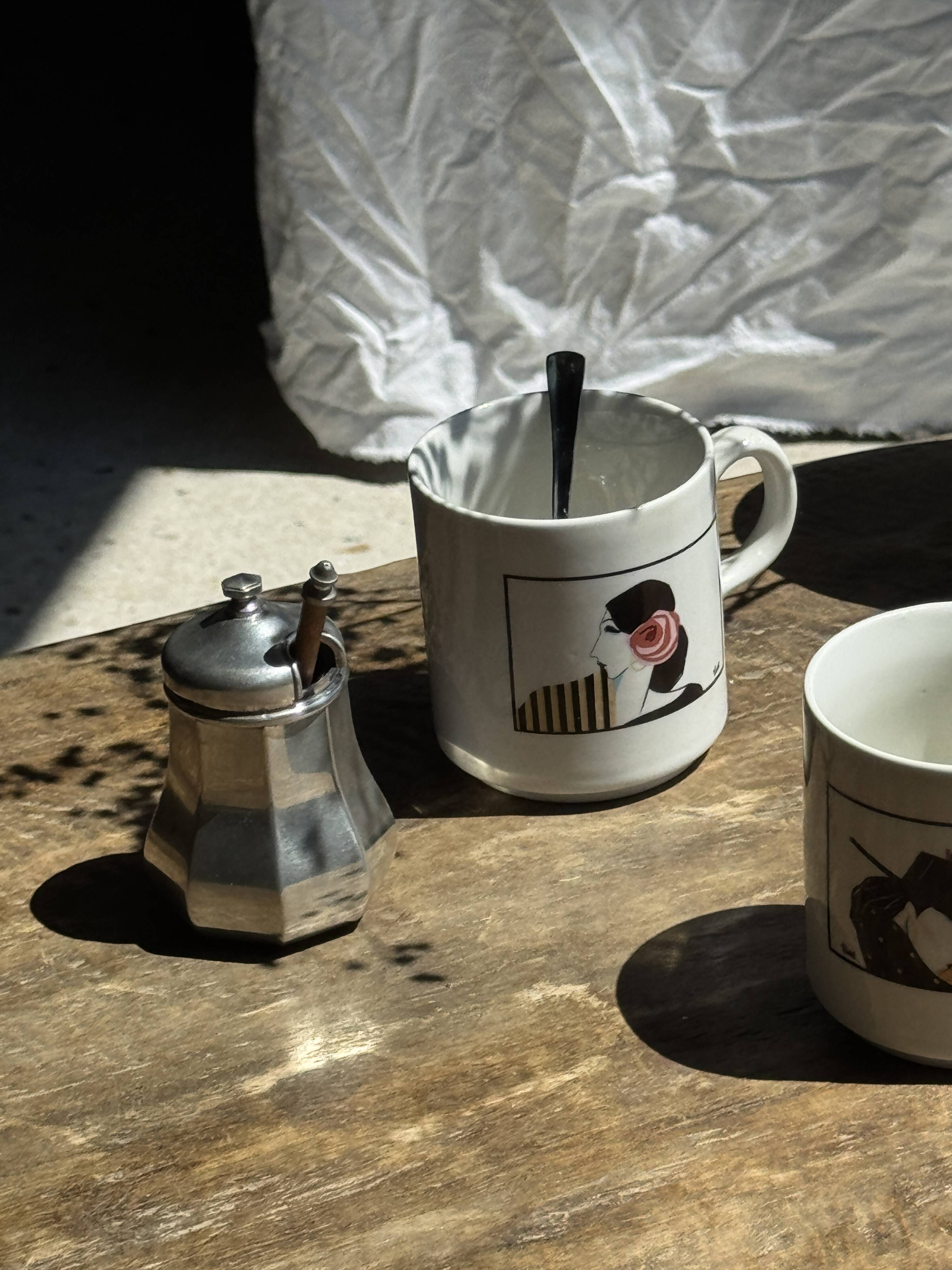 Pair of mugs with stylized Italian women motifs