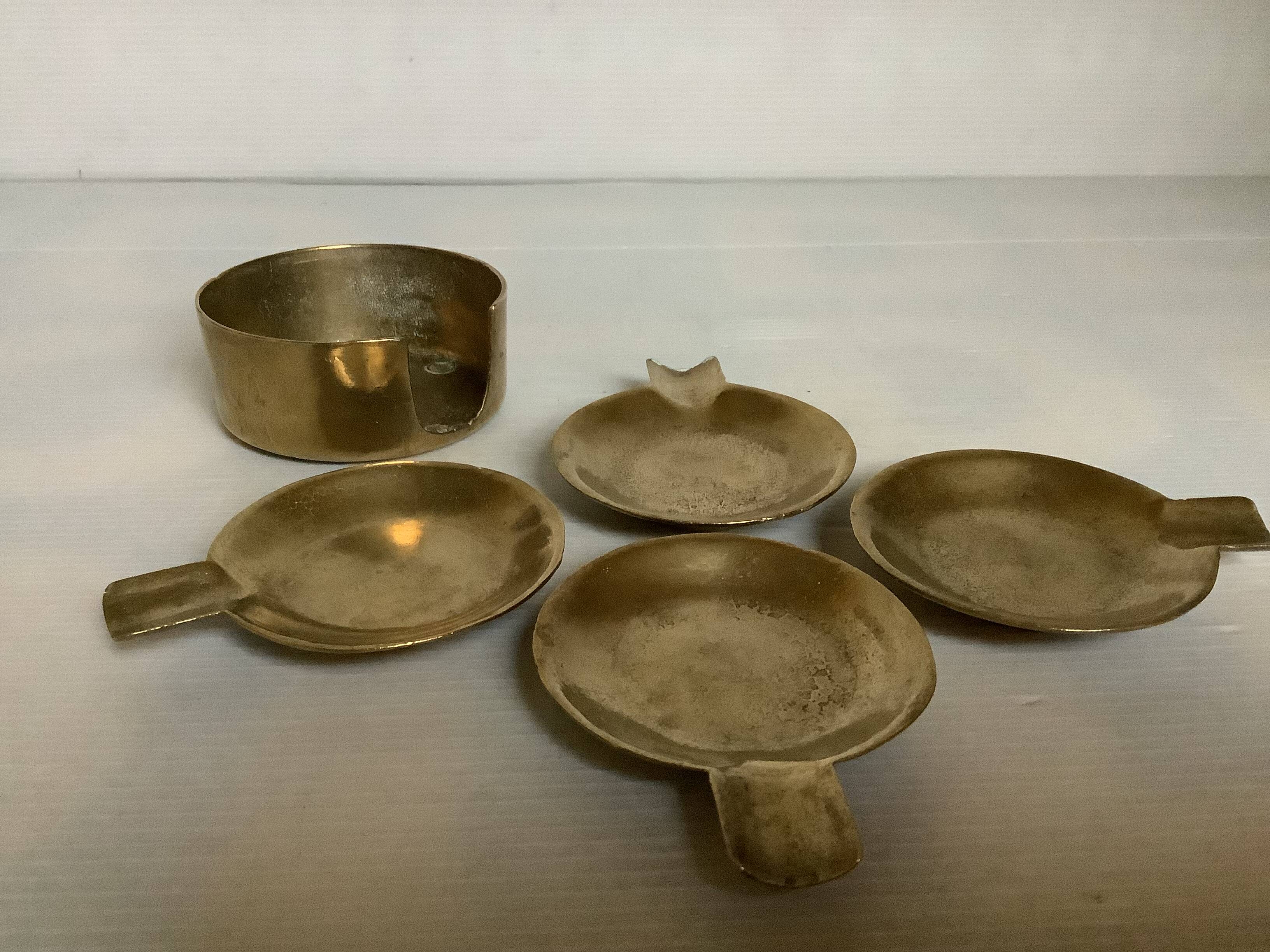 Quatre cendriers individuels en laiton