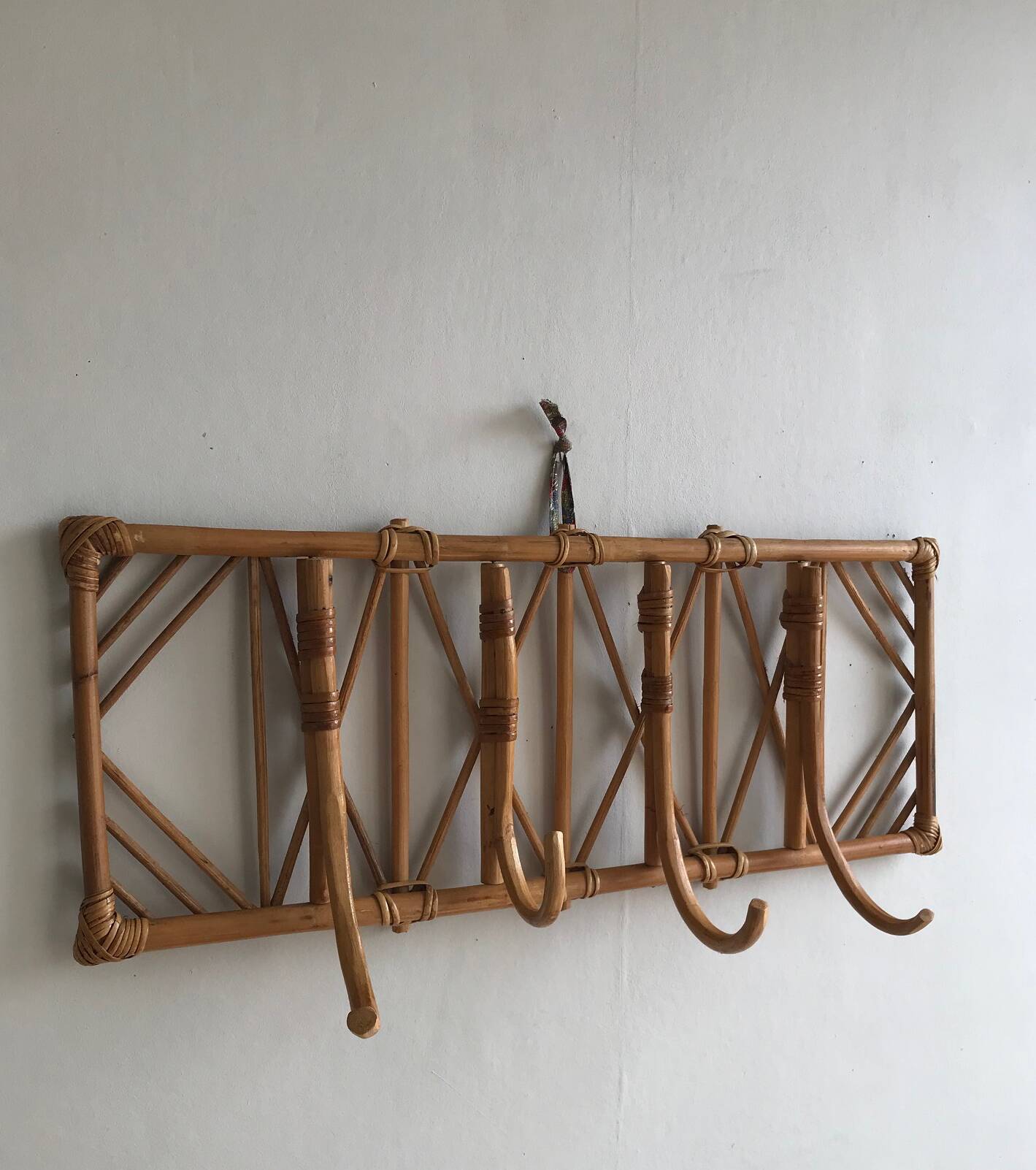Portemanteau mural en bambou et rotin  - 1960/70