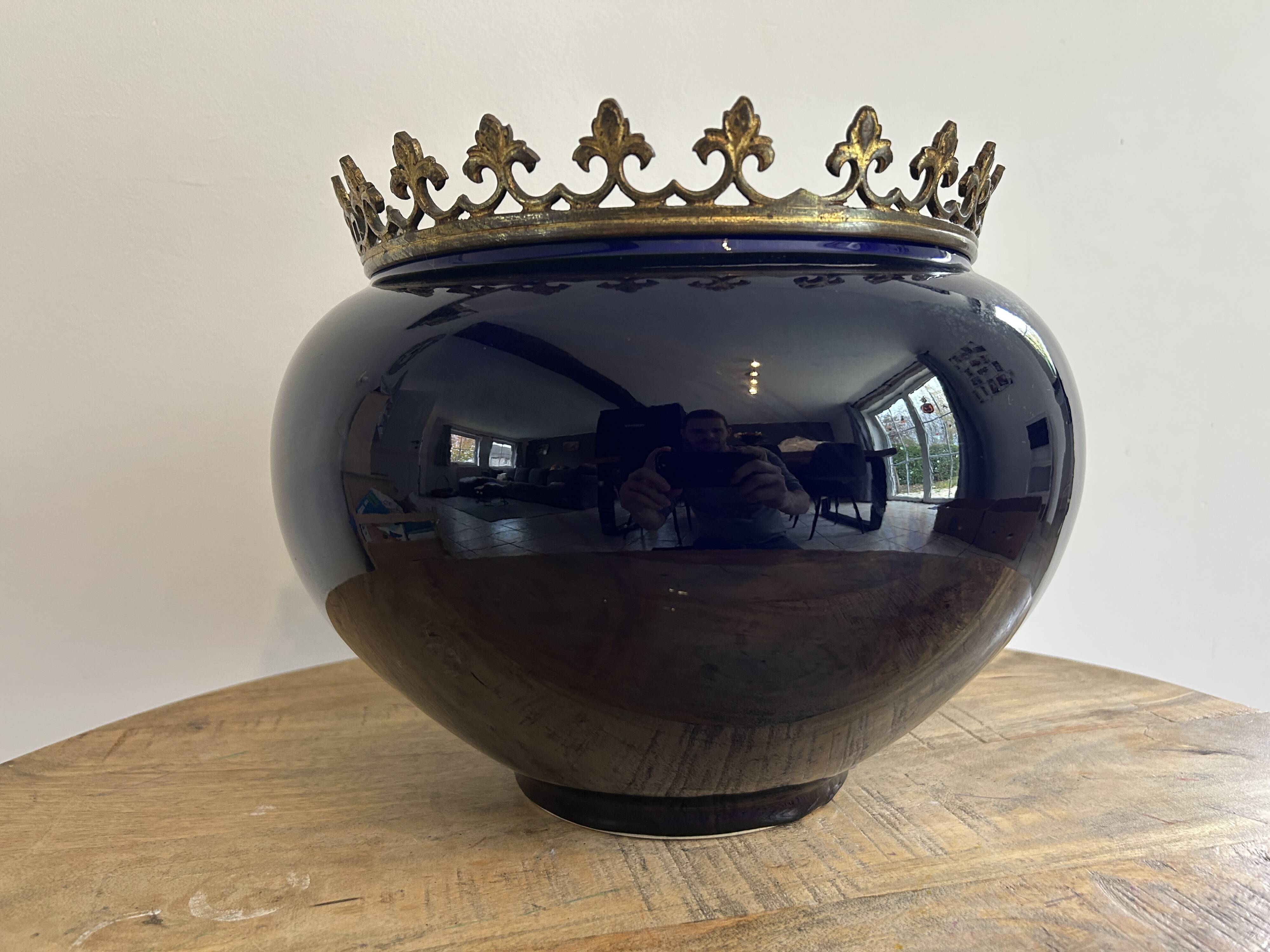Ceramic cache-pot with bronze frame