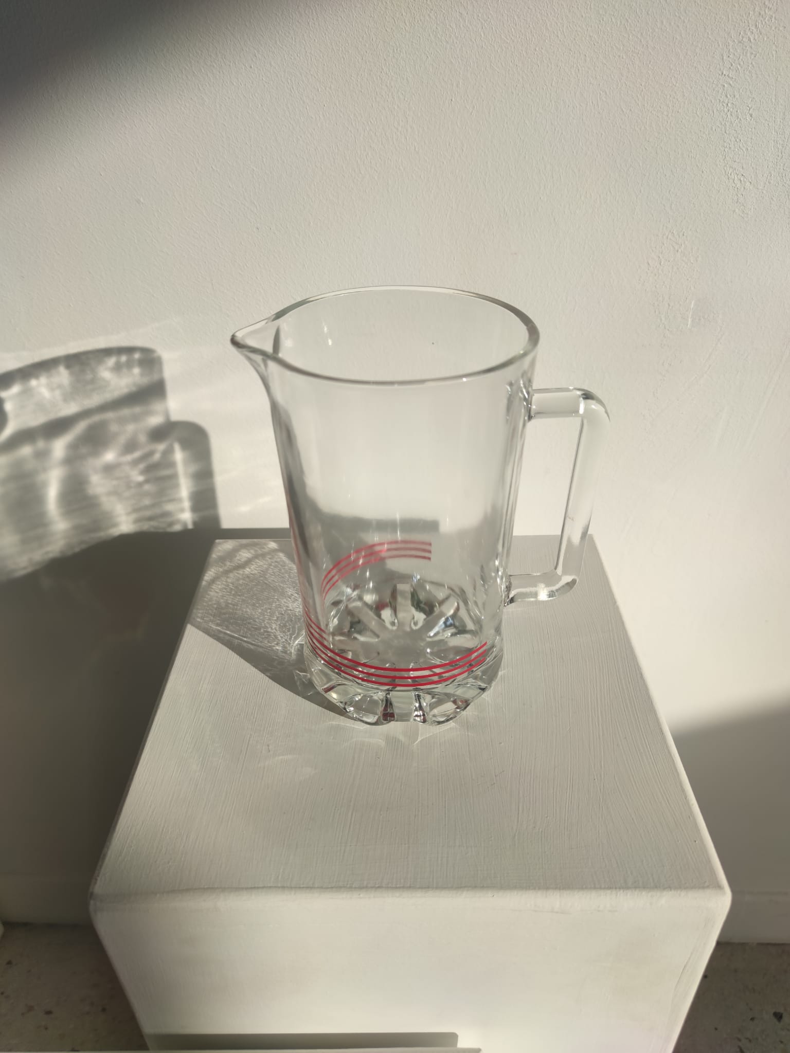 Pichet à orangeade italien vintage en verre à rayures rouges