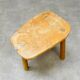 Tabouret tripode brutaliste en bois massif