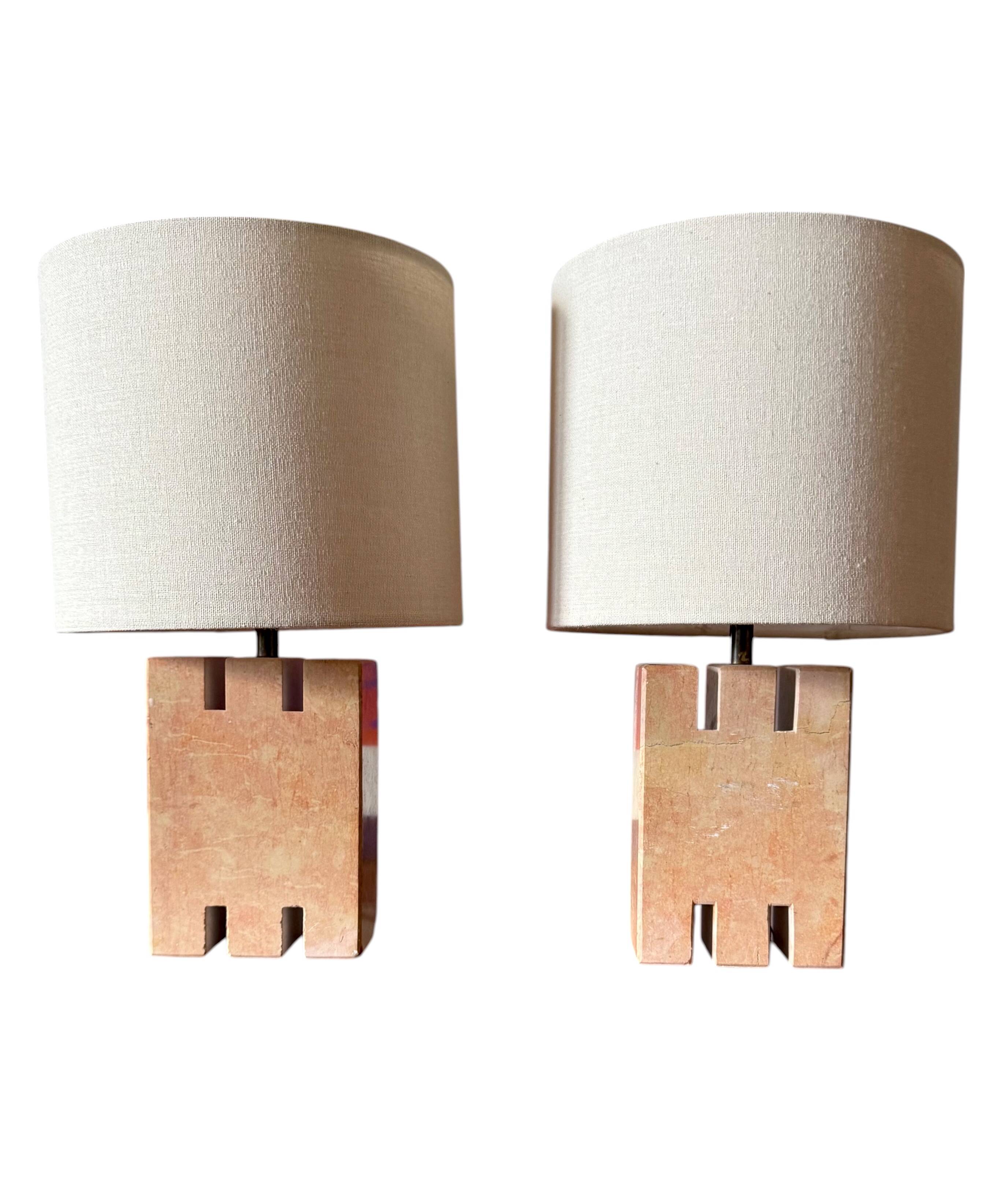 Ensemble de 2 lampes de table en marbre rose Hollywood Regency, France années 1970