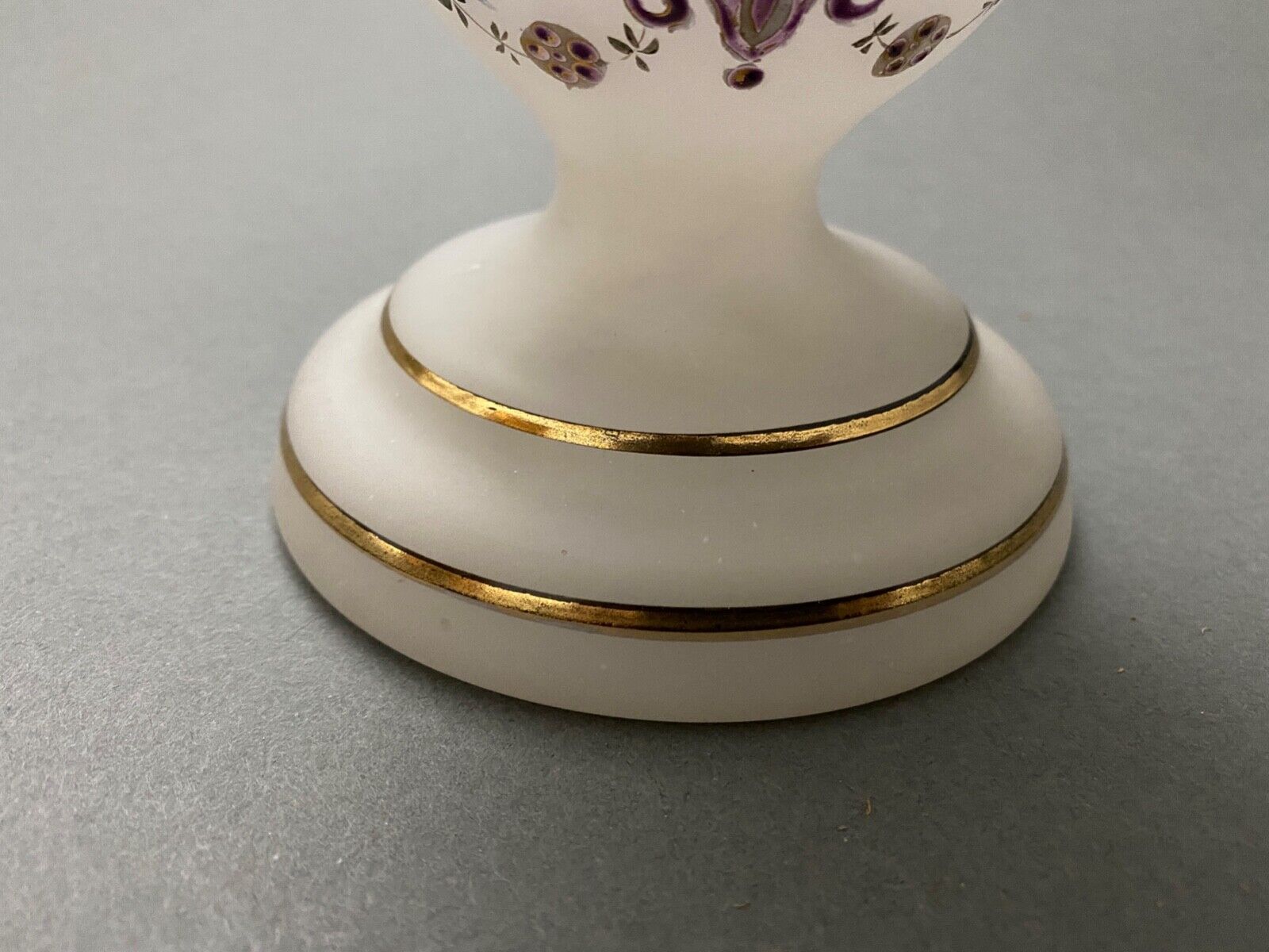 Vase en opaline decor emaille Louis XVI fin XIXe