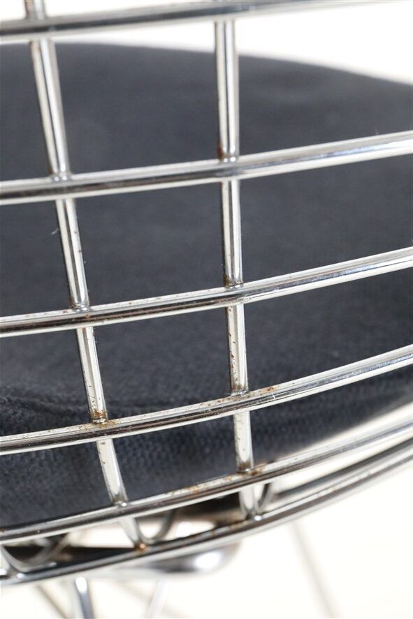 Set of 4 “DKR-2” wire chairs with “Bikini” by Charles & Ray Eames for Herman Miller / Mid-century modern design / 1950s / 1960s