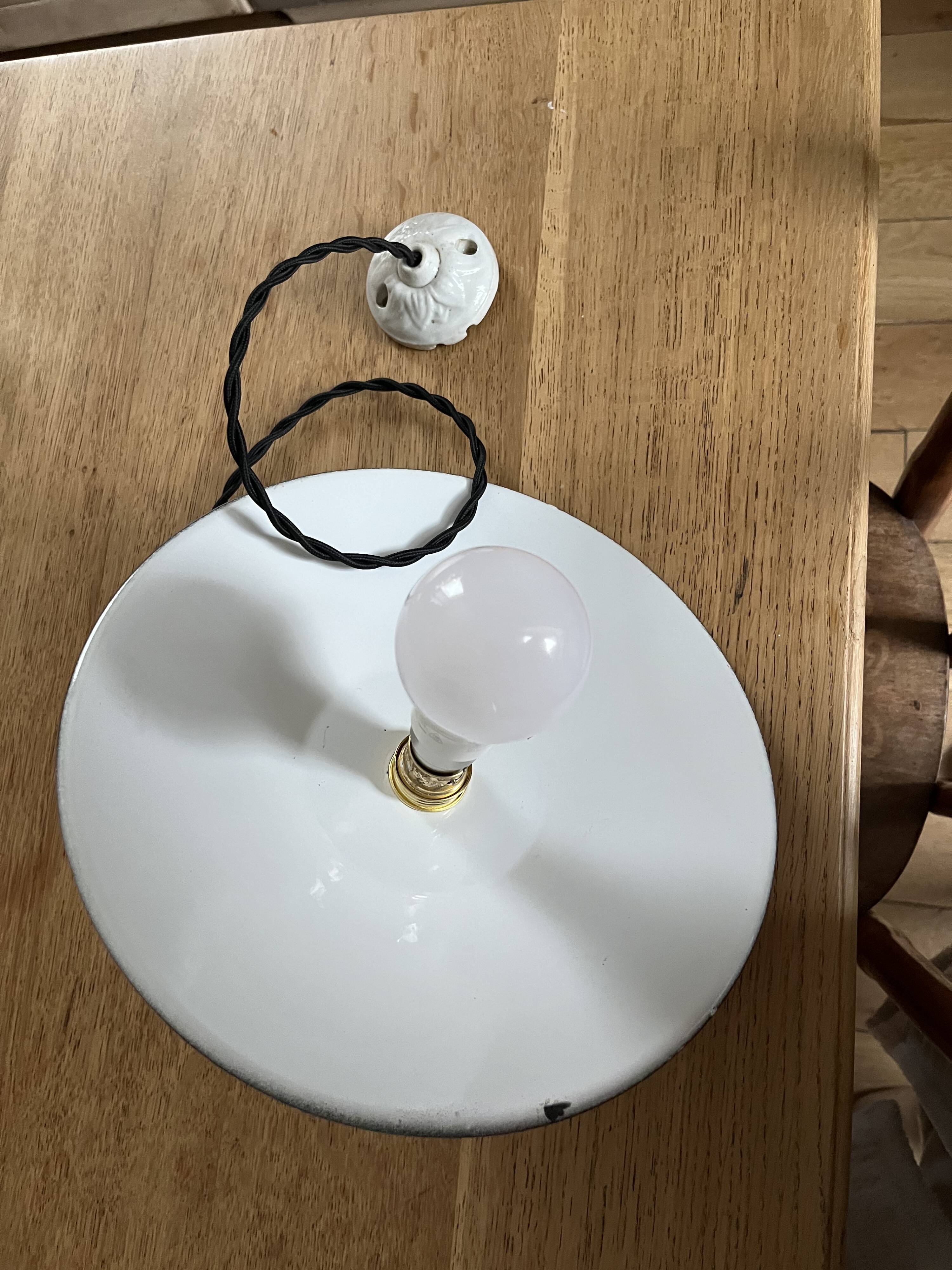 Vintage enamelled tin suspension