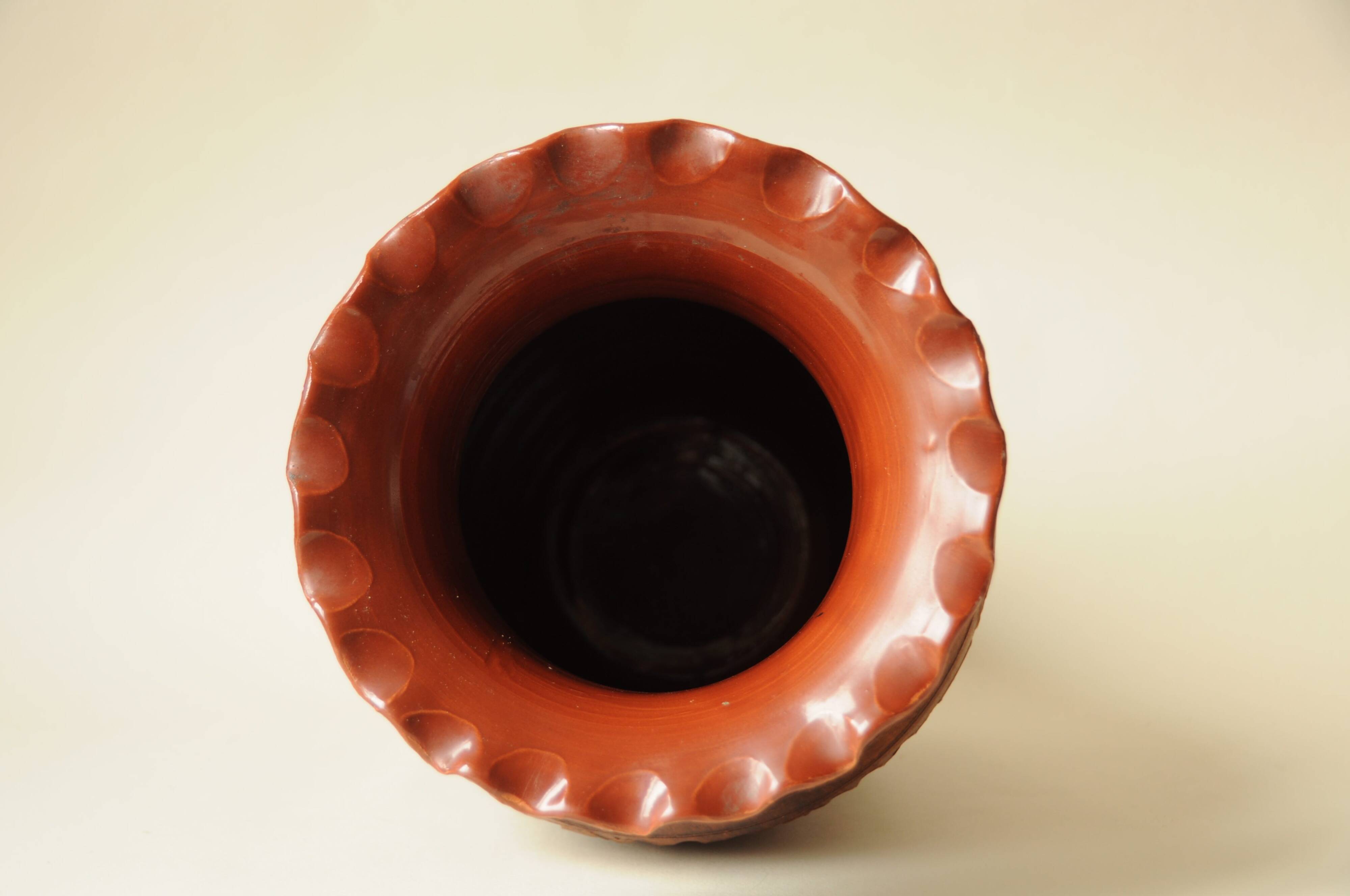 Wood effect sculpted ceramic vase