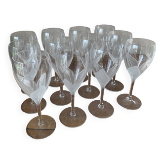 Wine glass leaf design
