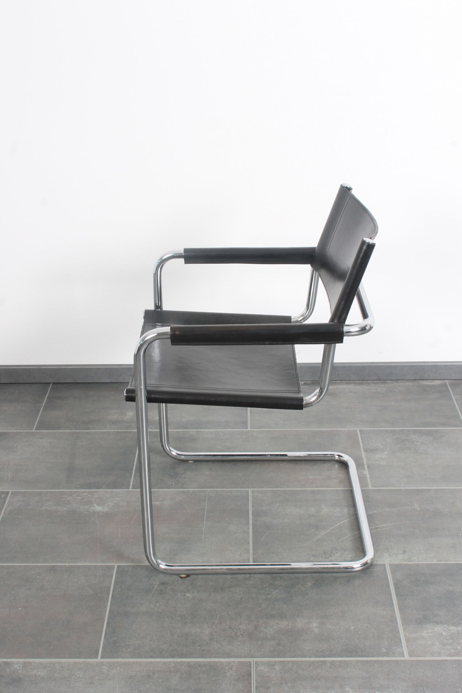 Chaise cantilever. de Matteo Grassi
