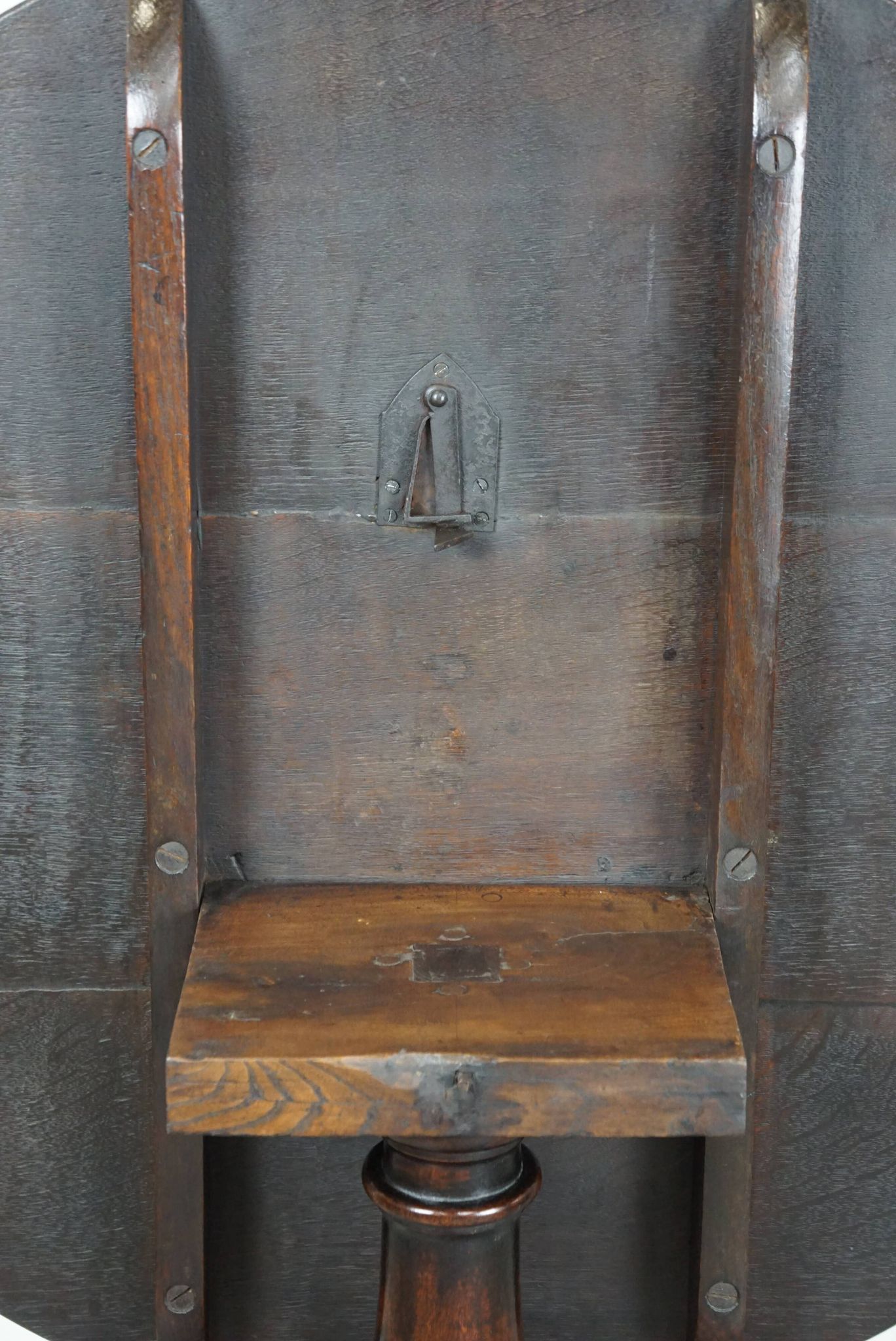 Round antique English oak tilt-top table with wonderful colors