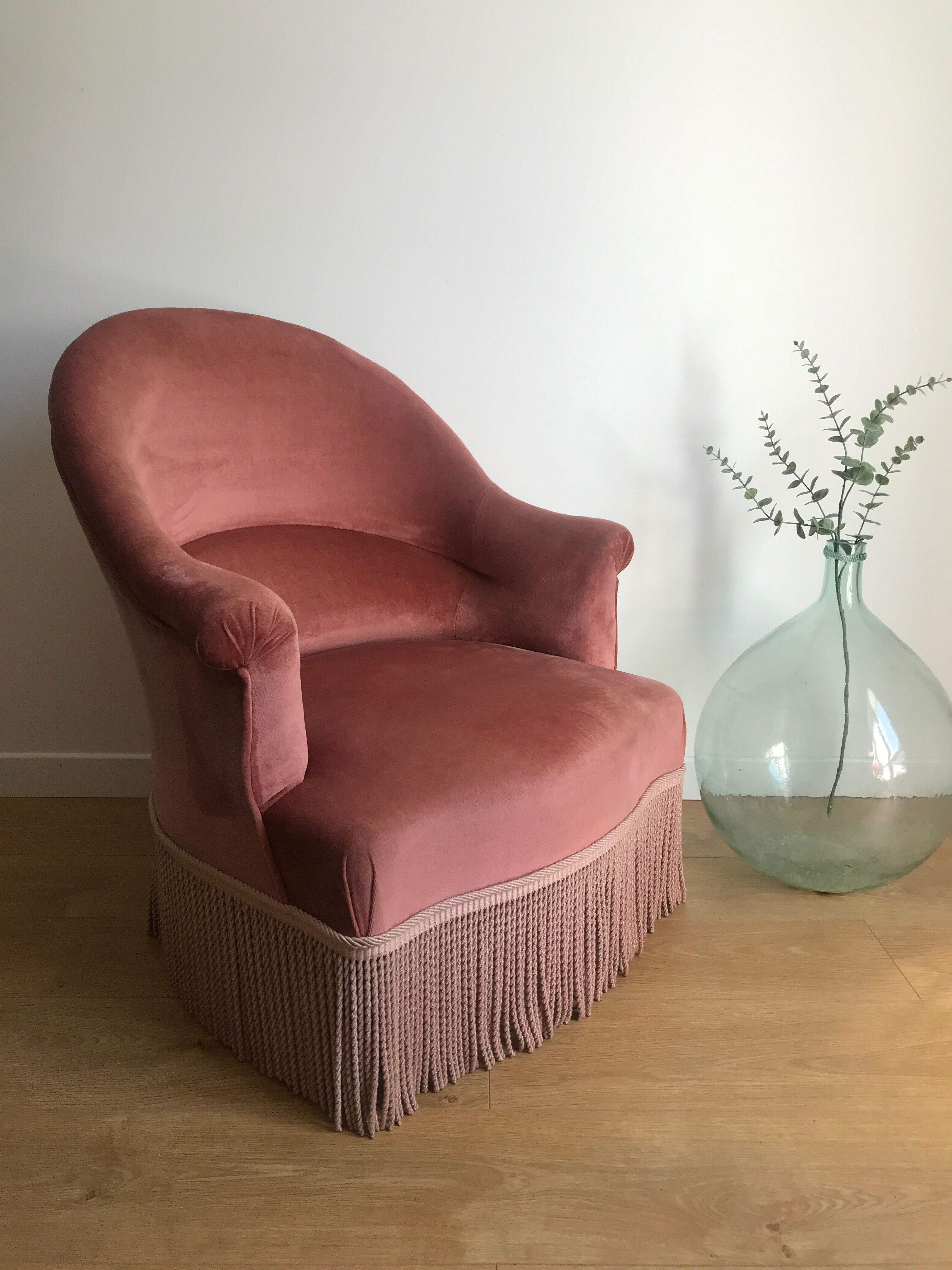 Fauteuil crapaud vintage rose en velours a franges