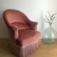 Fauteuil crapaud vintage rose en velours a franges