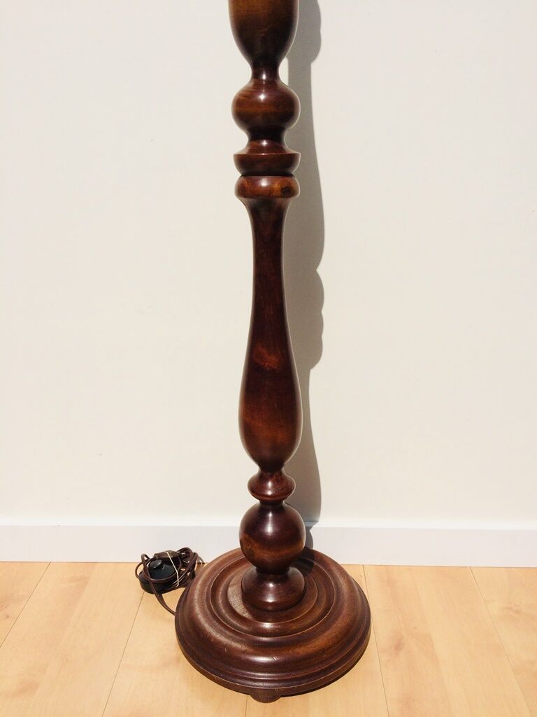 Wood-style floor lamppost
