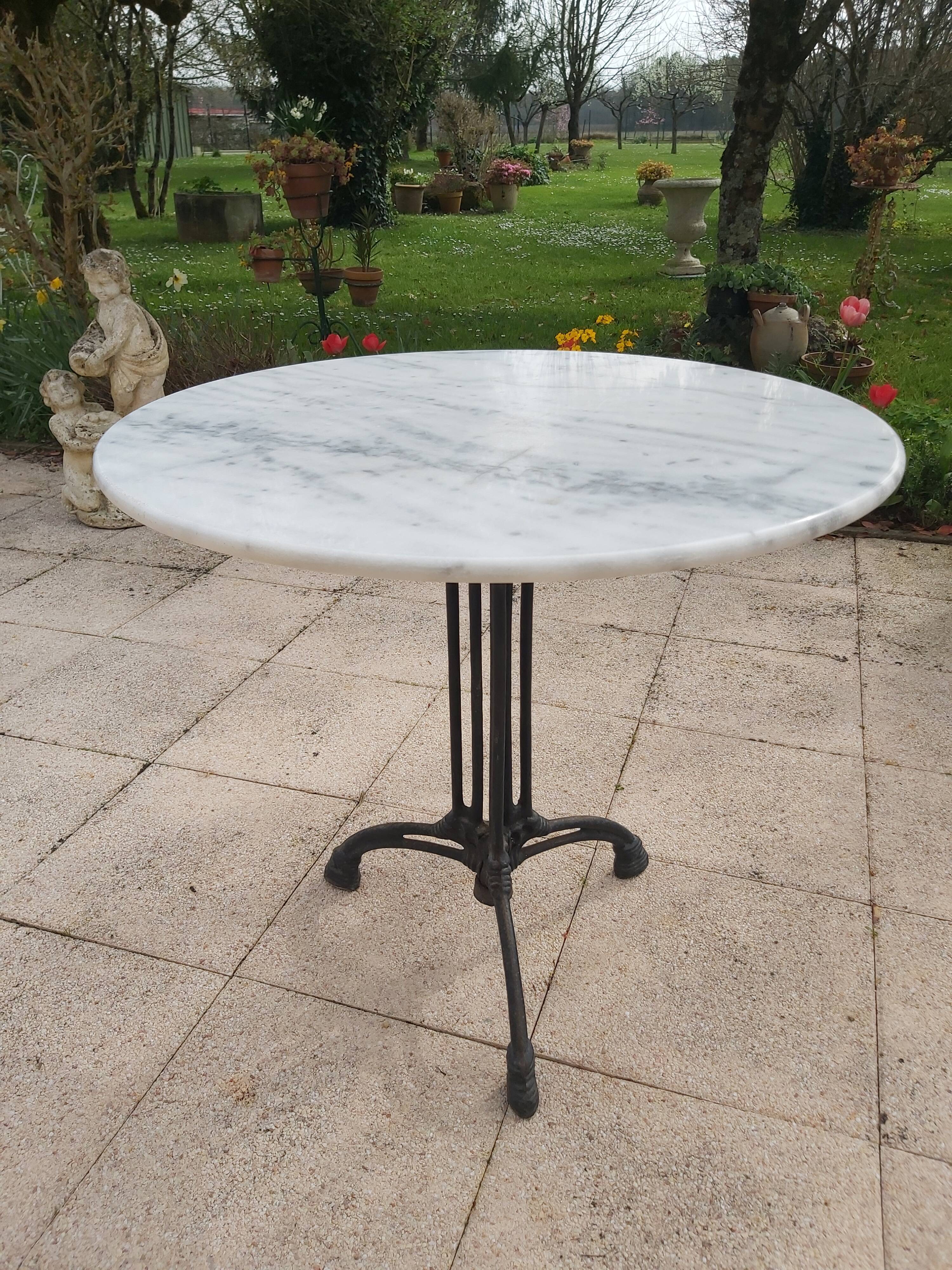 Table ronde de bistrot en fonte et marbre