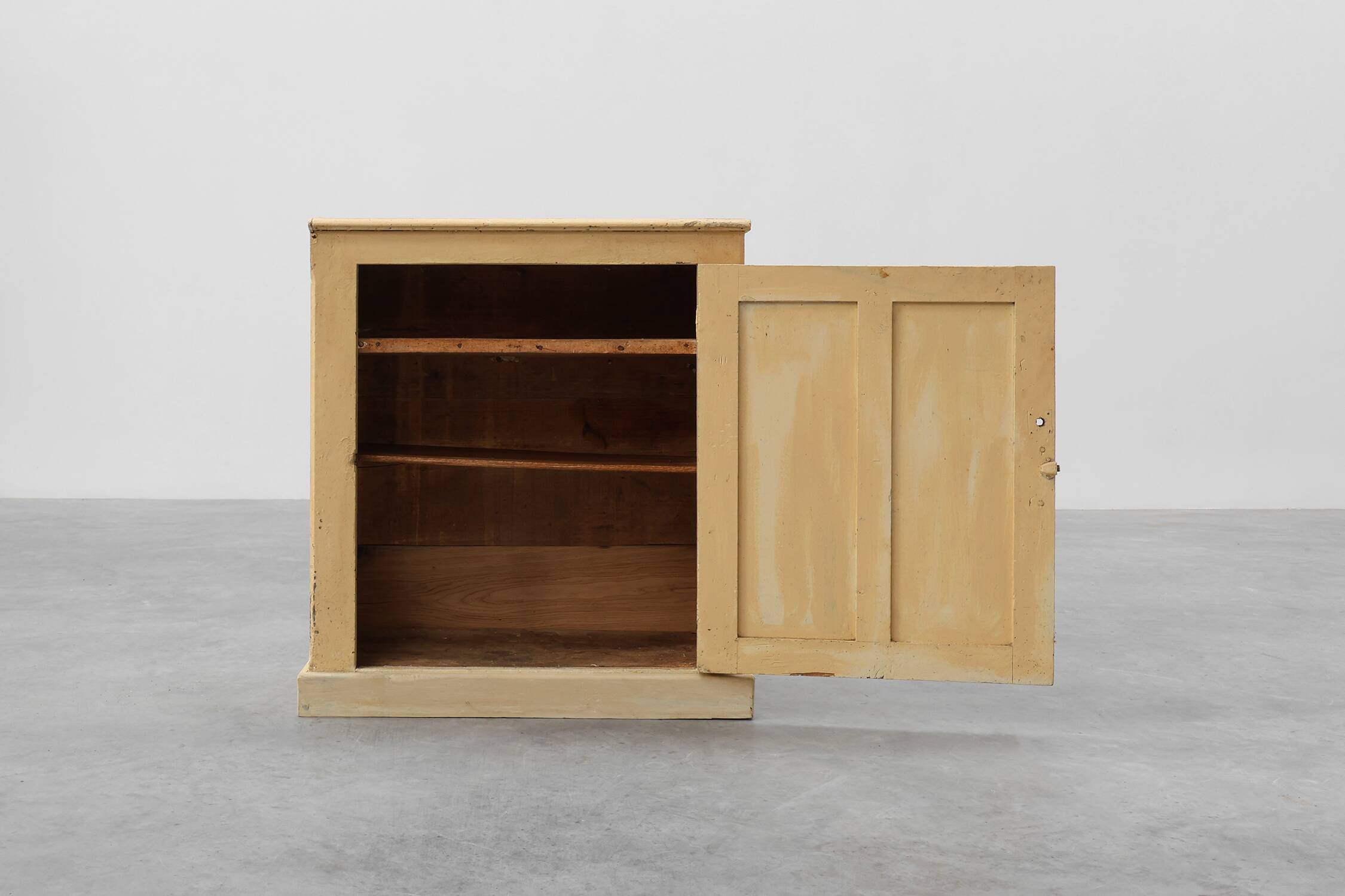 Meuble en pin du XIXe siècle provenant de Provence.