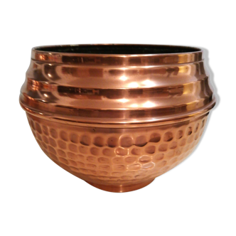 Cache hammered copper pot