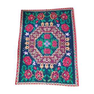 Tapis floral moldave fait à la main dans la laine, coquelicots et roses