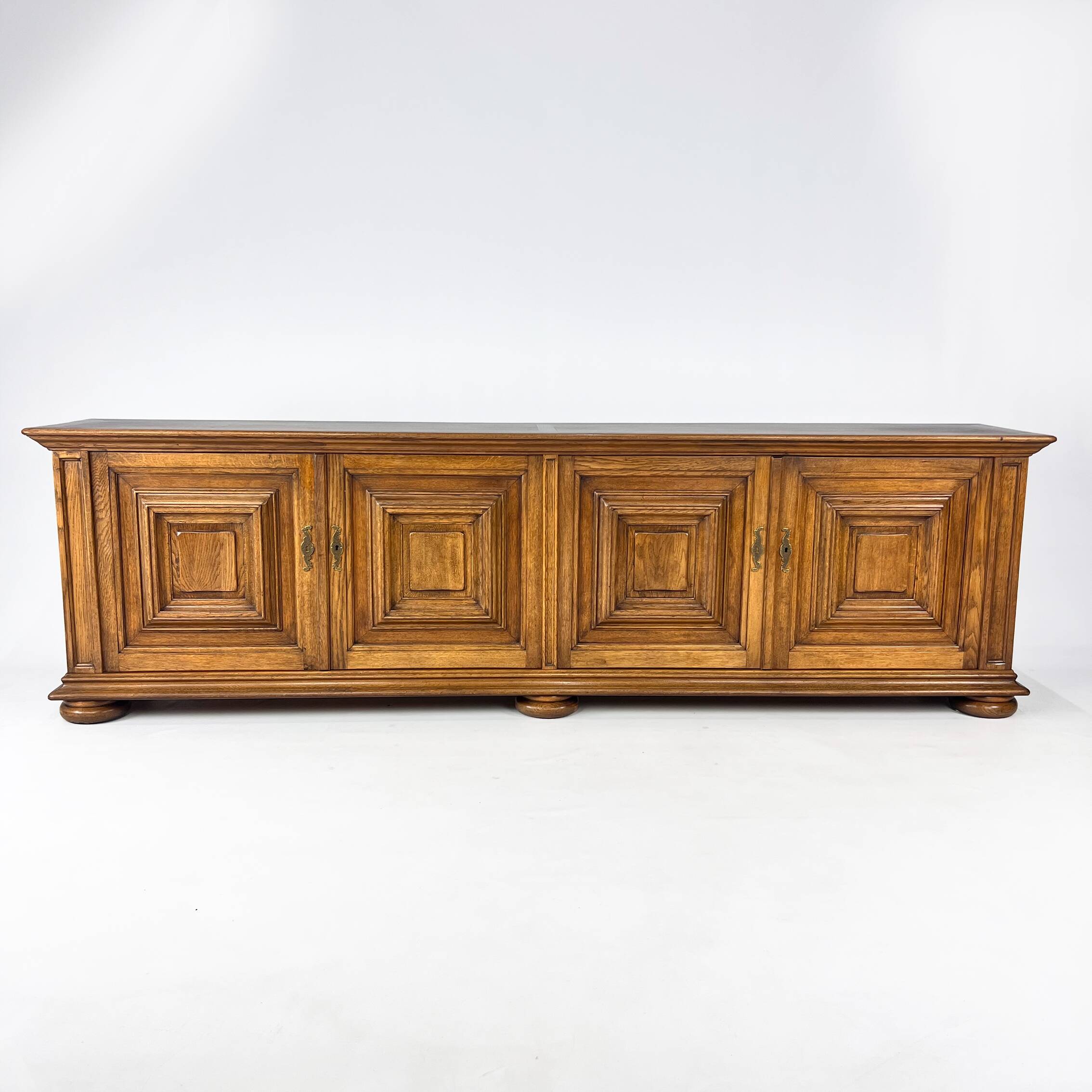 Buffet XXL Château en Chêne, 1960s