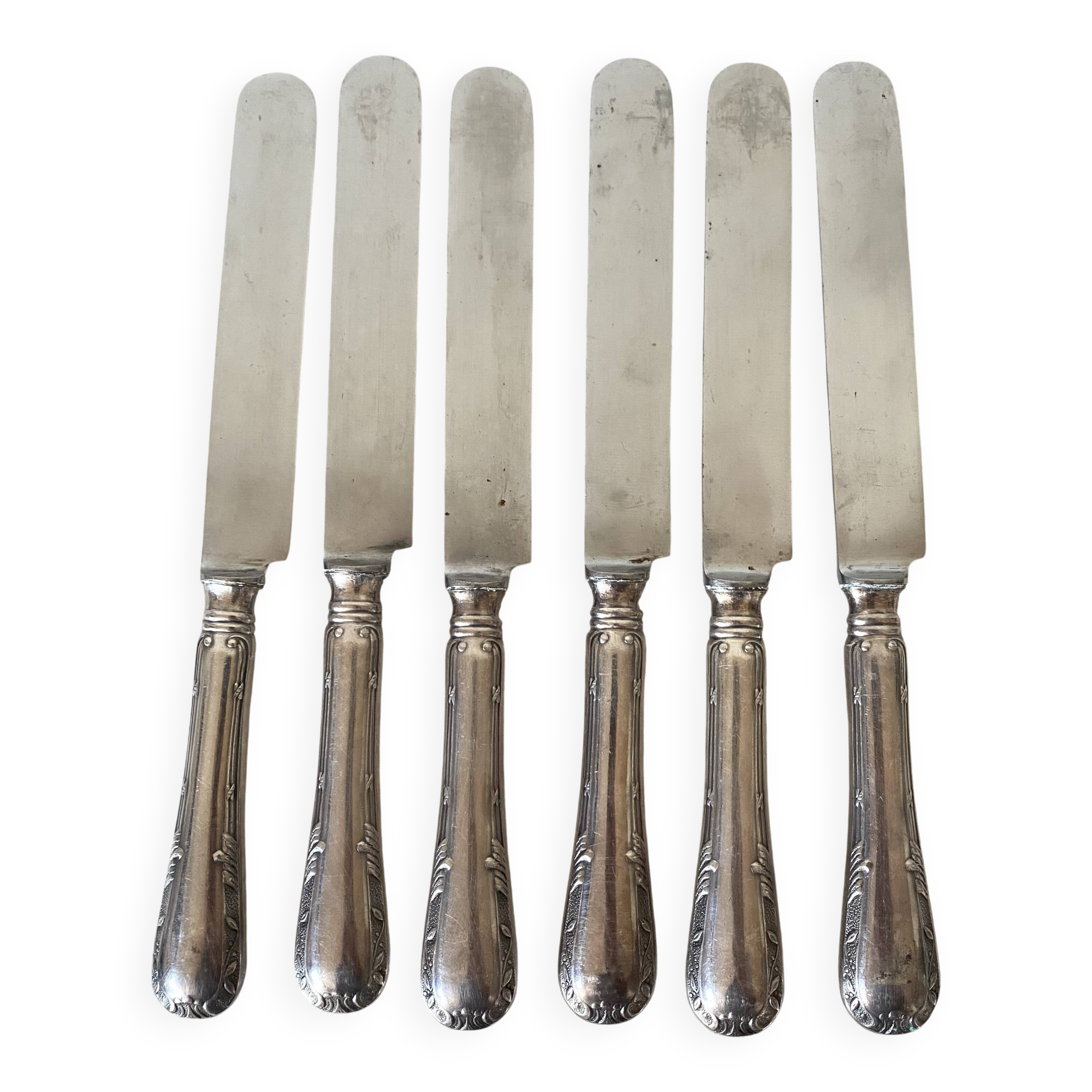 Silver round knives with stainless steel blades