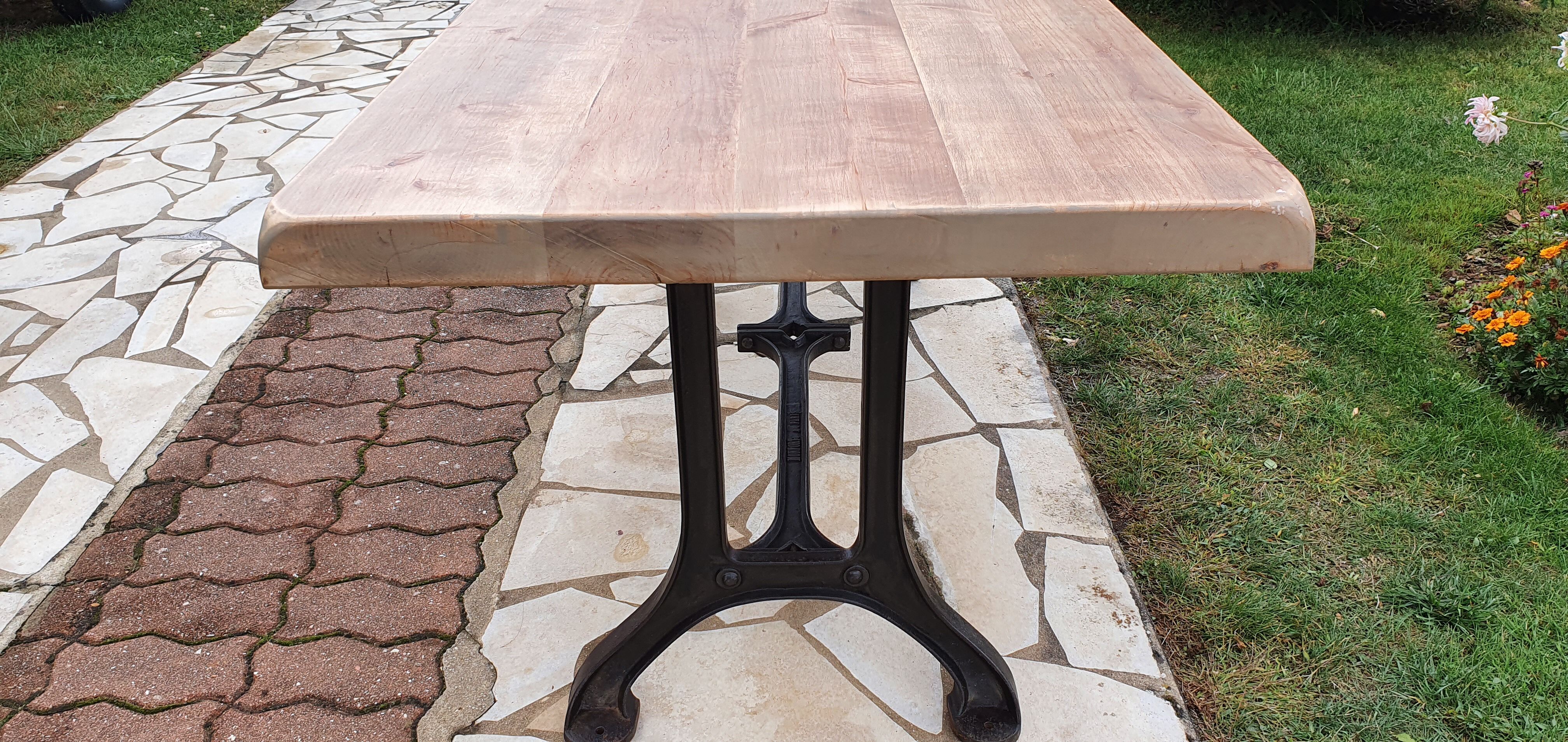 Industrial table cast iron feet and solid wood