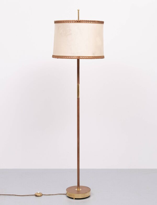 Lampadaire Charlotte Wawer, abat-jour parchemin, détails en laiton, Allemagne des années 1950