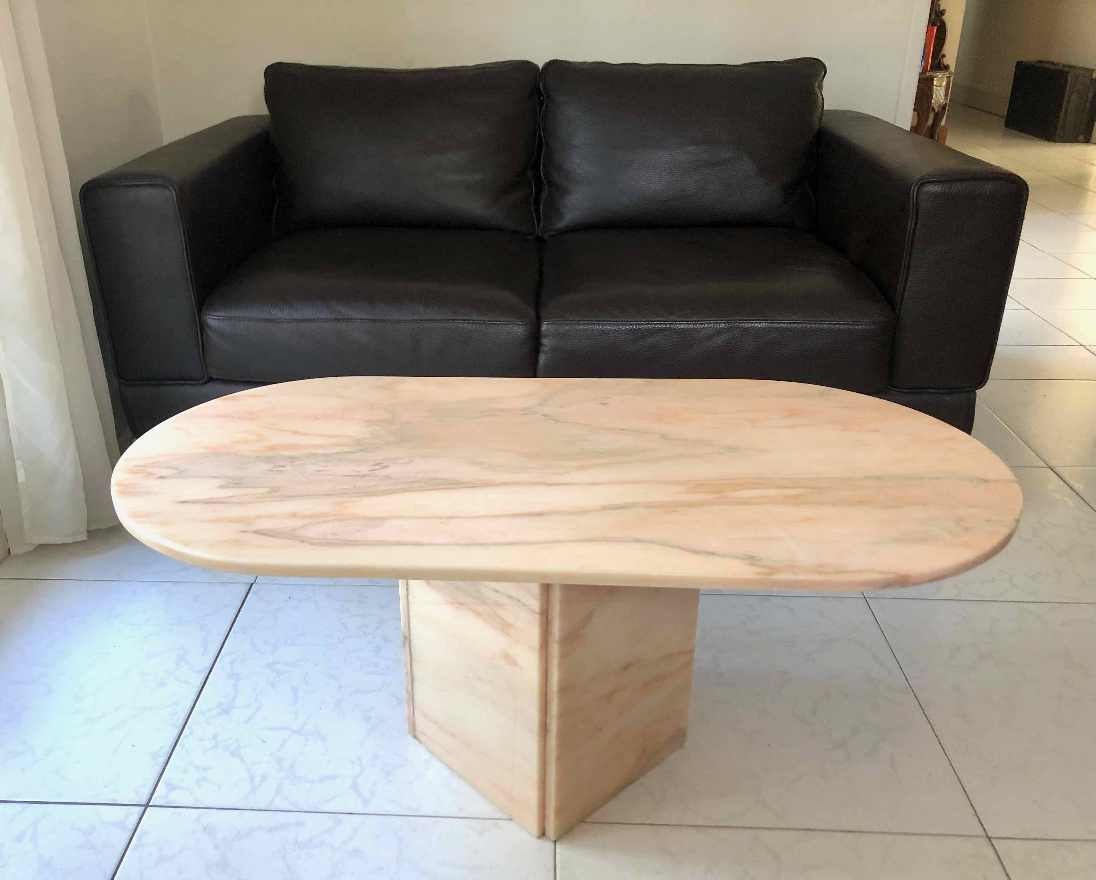 Italian oval coffee table in pink marble 1970-80