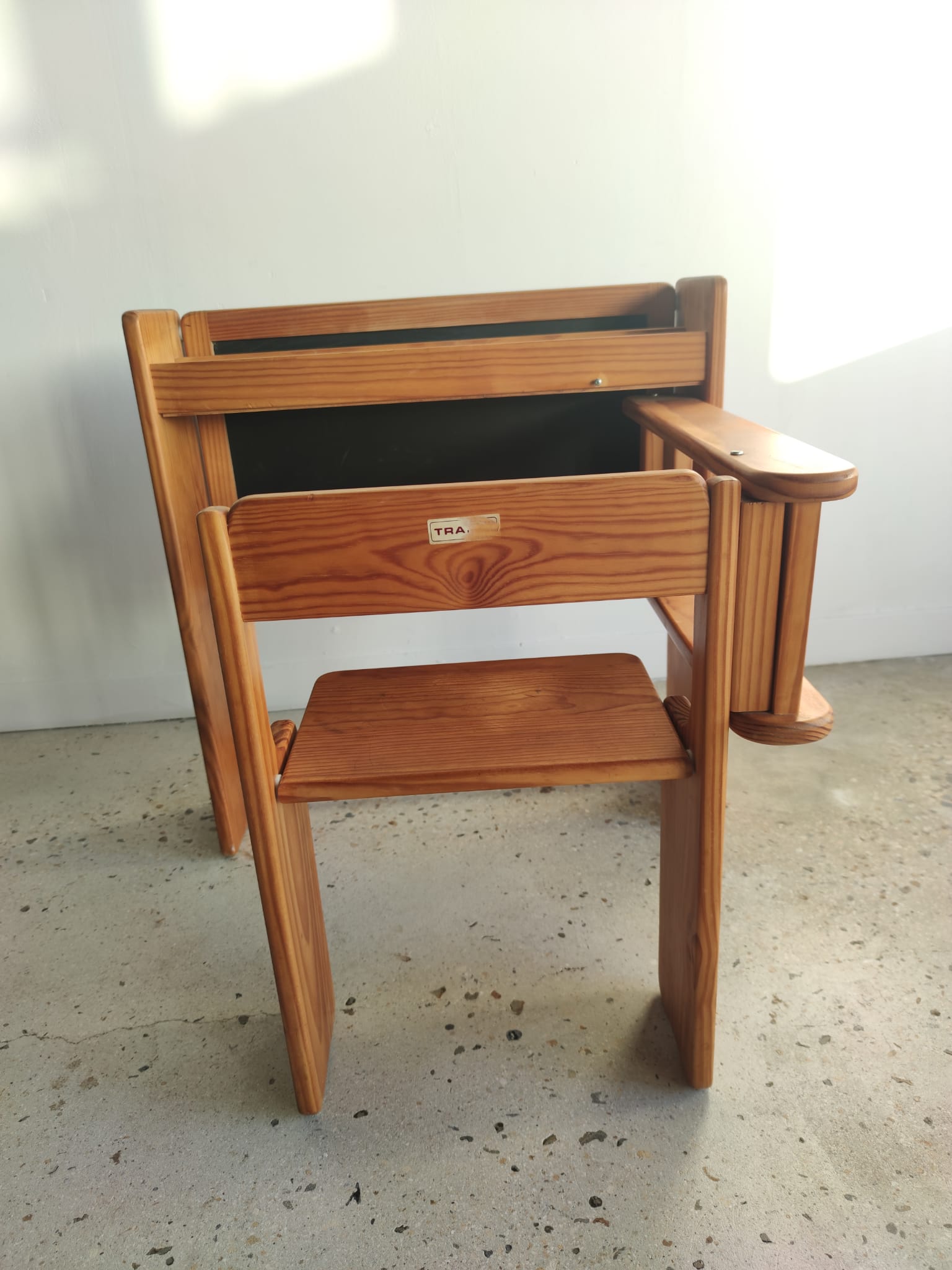 Foldable pine children's desk