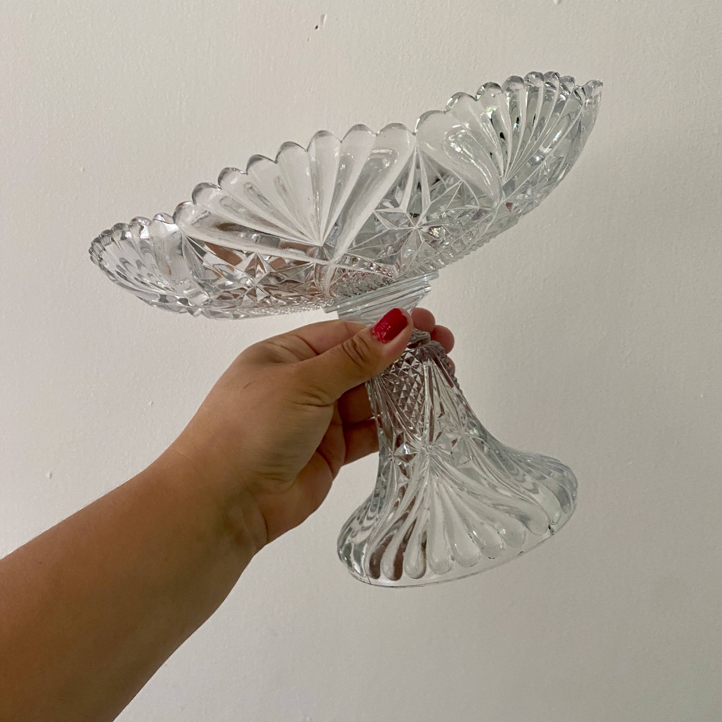 Compotier ou assiette à pied en verre ciselé vintage