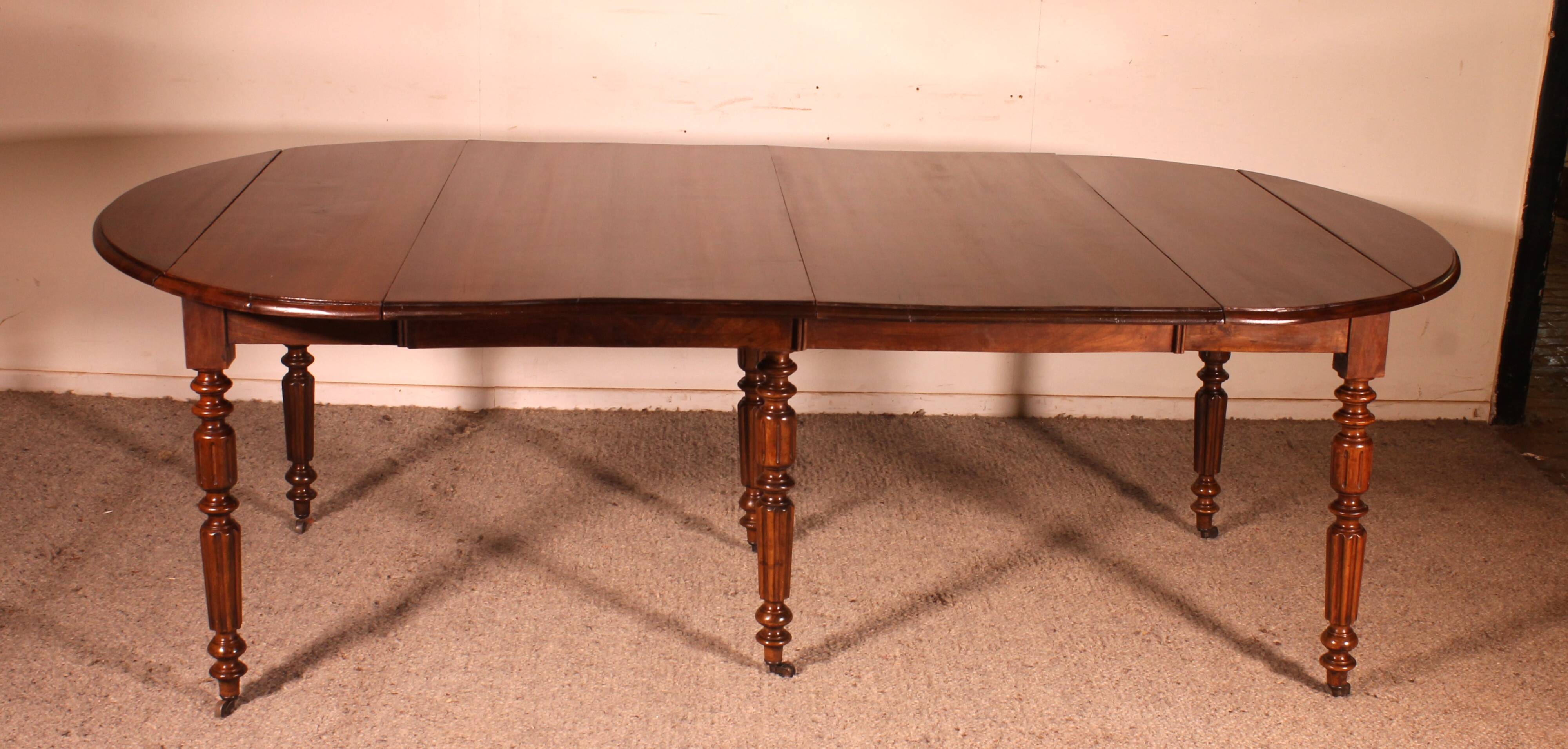 Extensible dining table from the early 19th century in walnut.