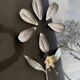 Fleur en métal argenté avec pétale coupelle