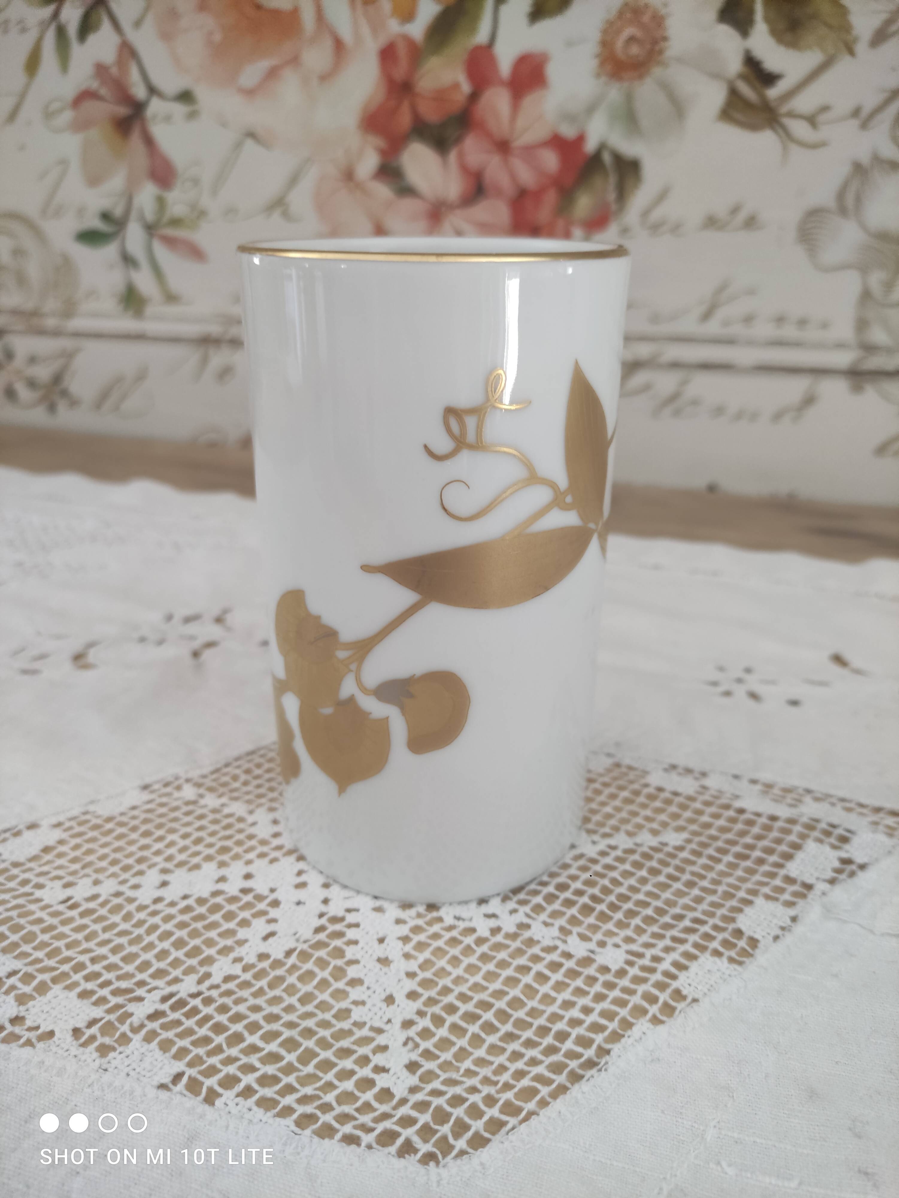 White porcelain vase decoration foliage gold "Léonard Paris" decoration Montebello