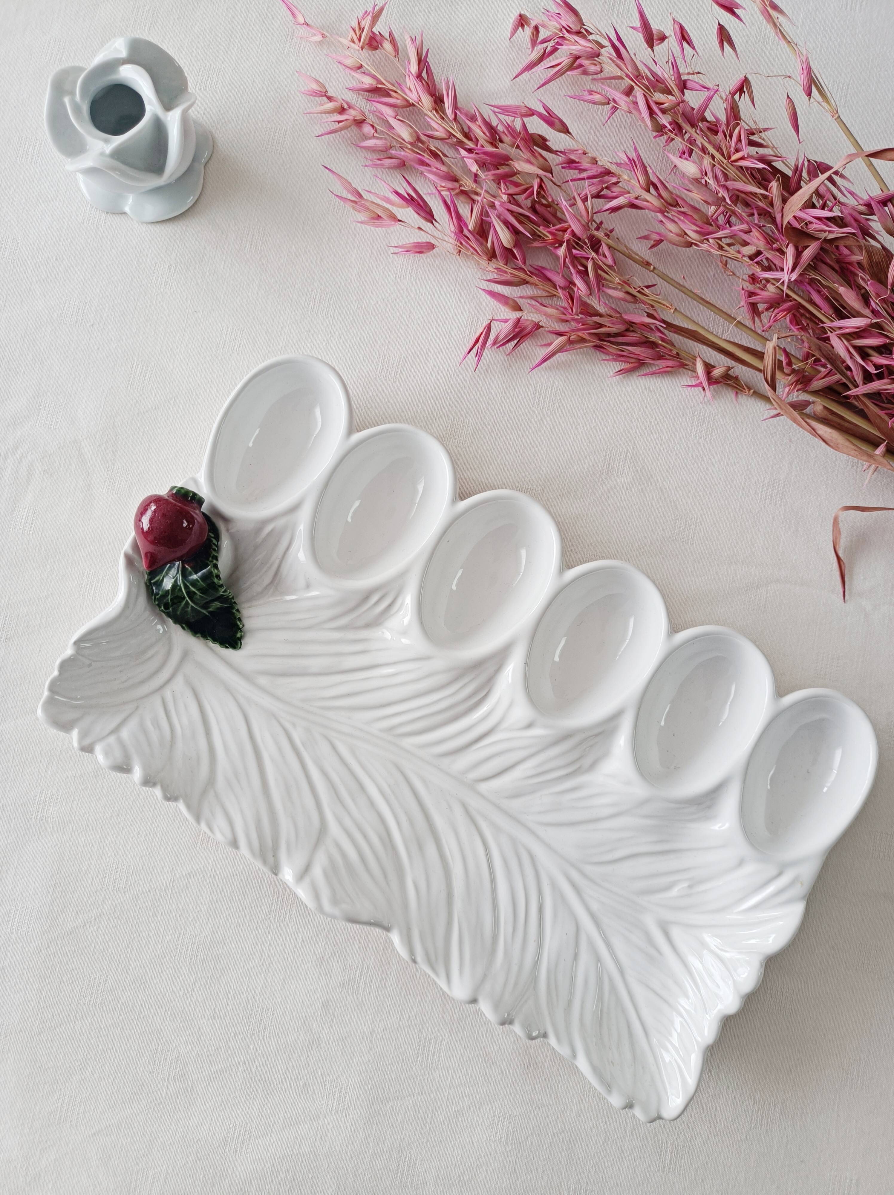 Subtil majolica egg dish