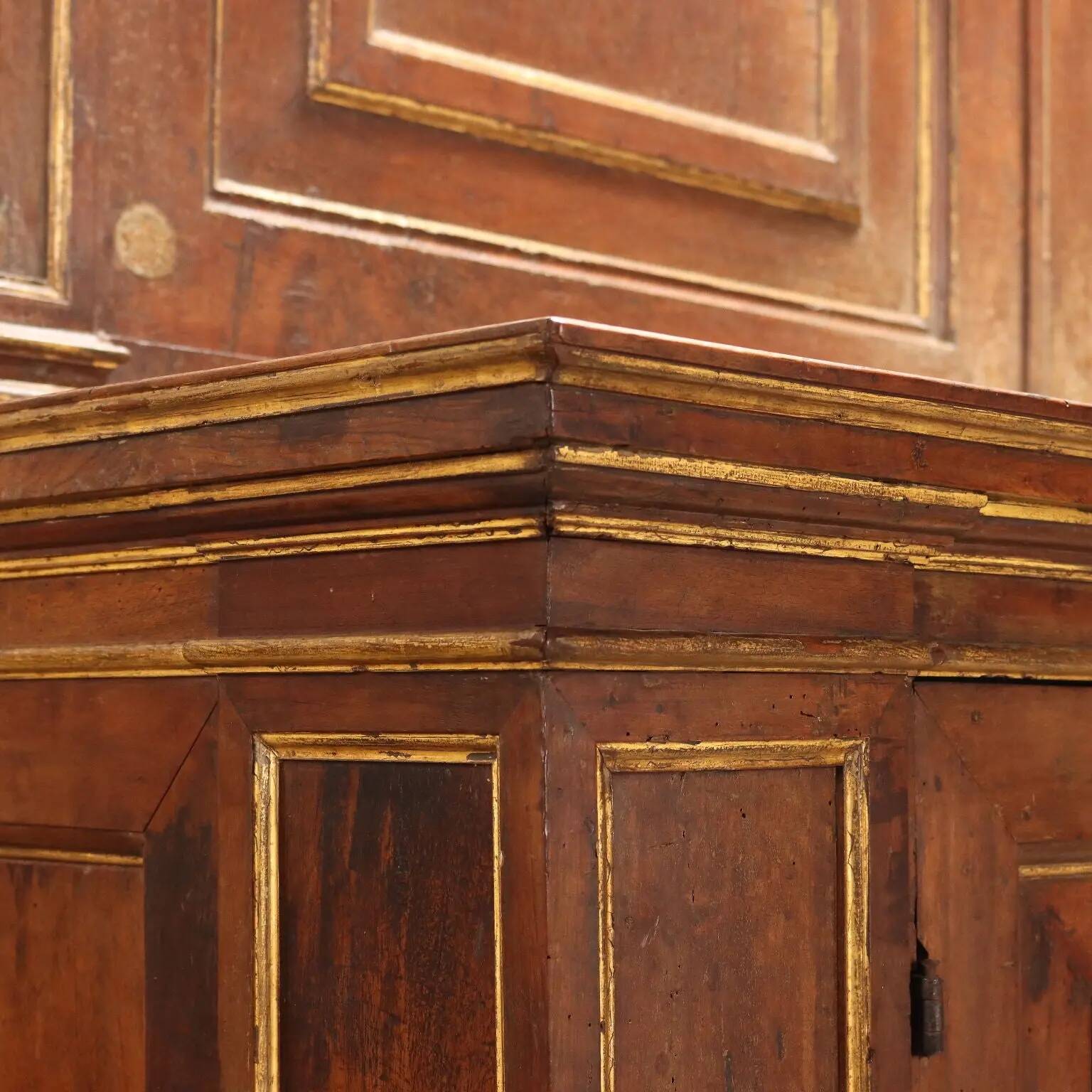 Ancien buffet avec étagère en noyer, Italie, XVIIe siècle