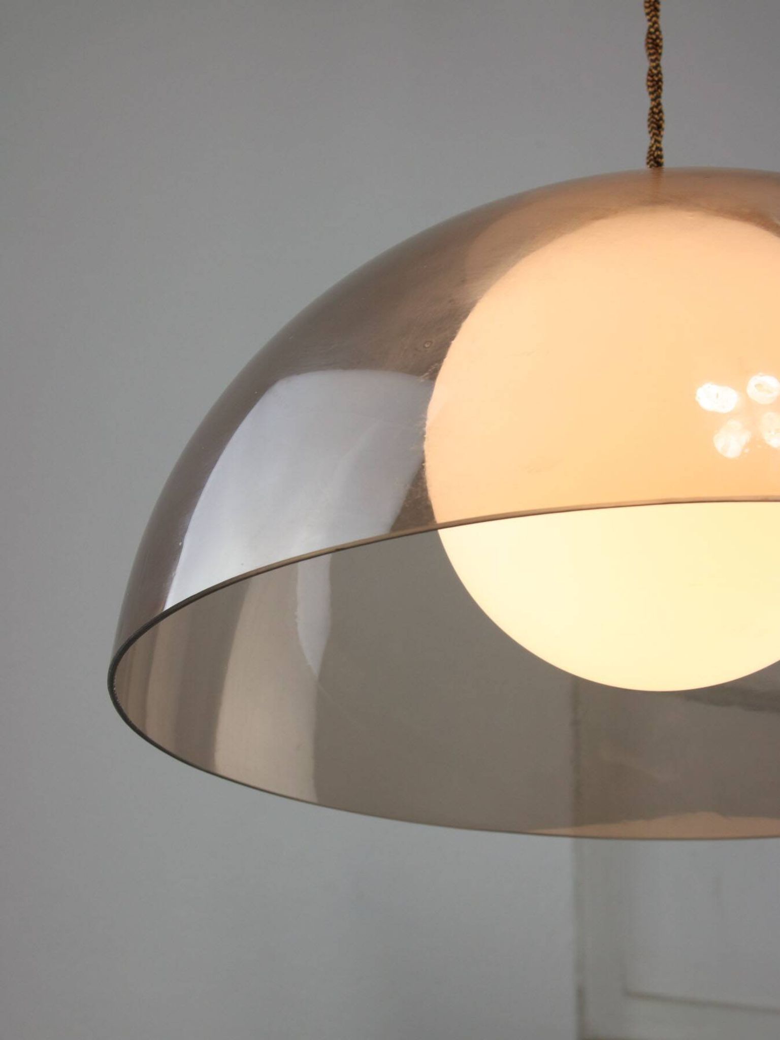 Lampe à suspension italienne en laiton, opaline et plexiglas de l'ère spatiale