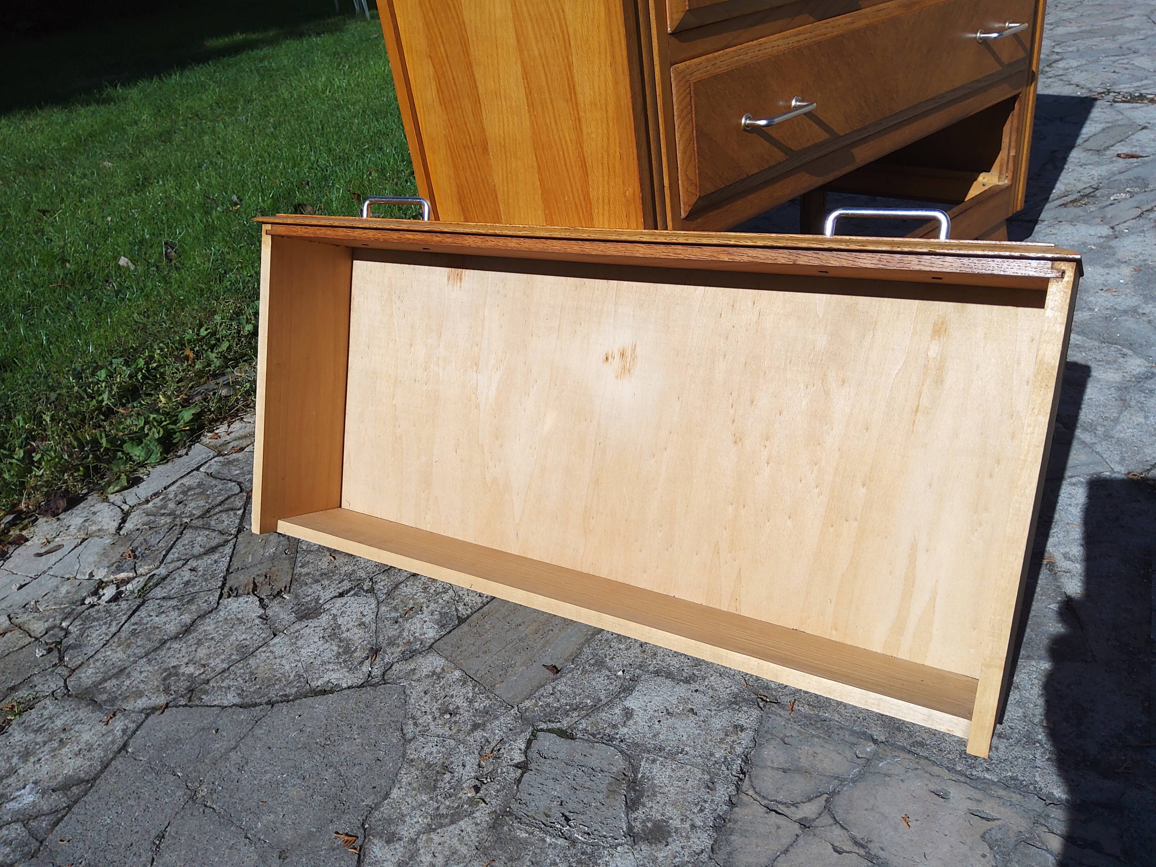 Compass-legged chest of drawers