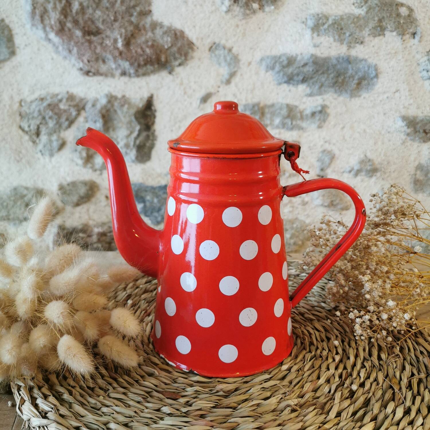Ancienne théière vintage émaillée rouge à pois blancs - Arts de la table