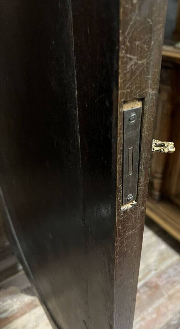 Armoire à miroir ovale style renaissance en noyer massif vers 1850